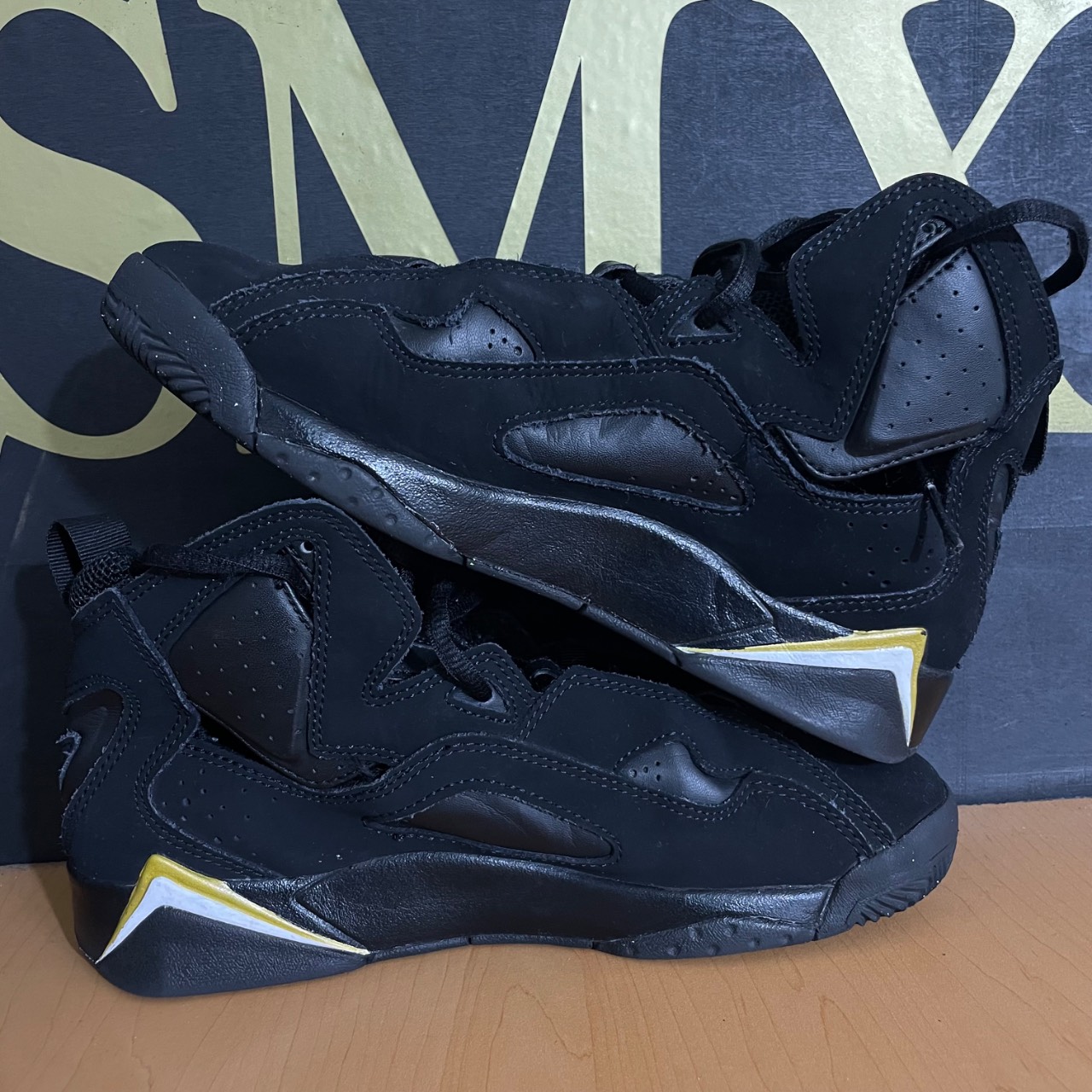 Jordan 6 Rings Black Metallic Gold (GS) · Foto 3