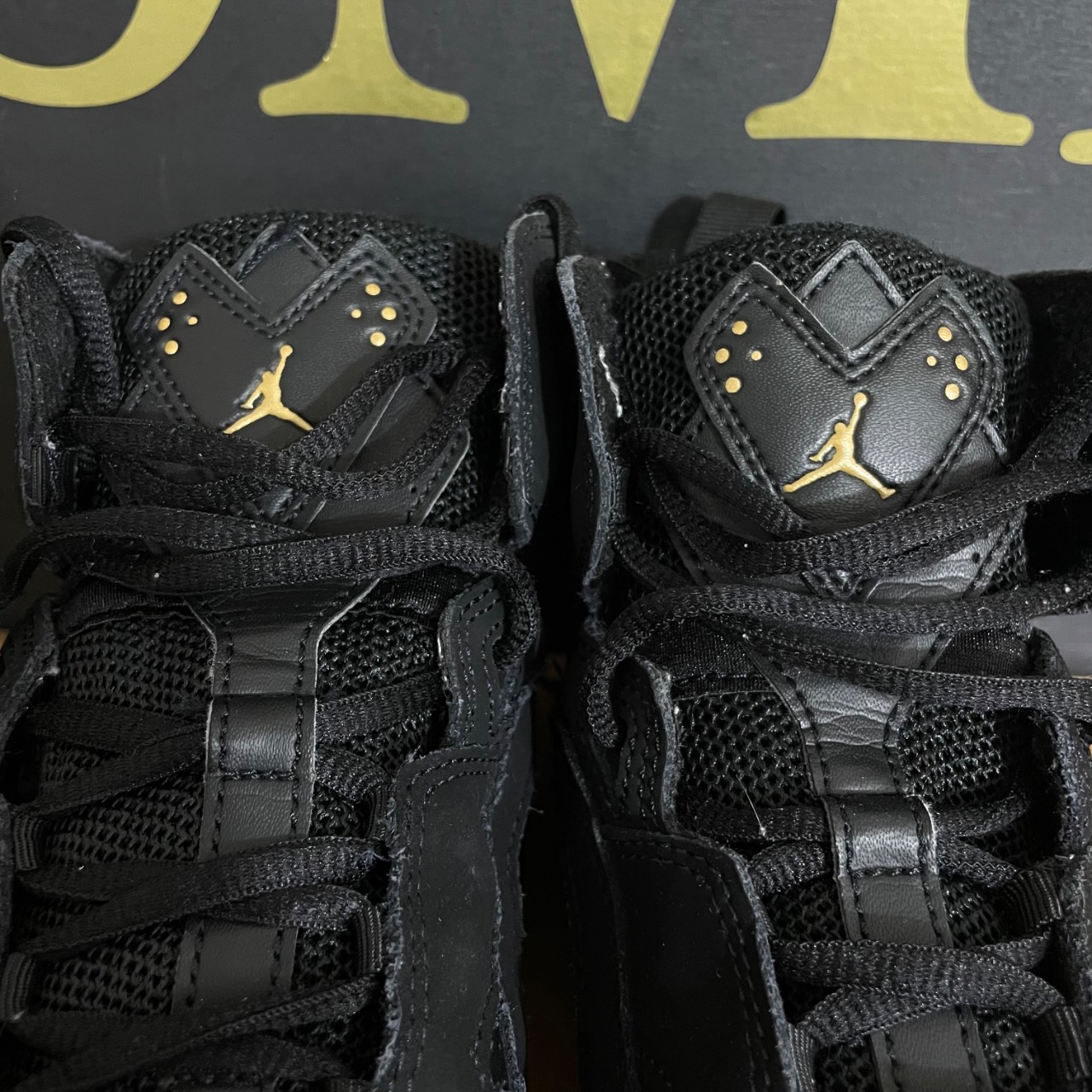 Jordan 6 Rings Black Metallic Gold (GS) · Foto 4