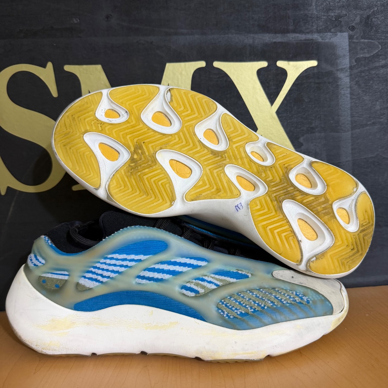 adidas Yeezy 700 V3 Arzareth · Foto 1