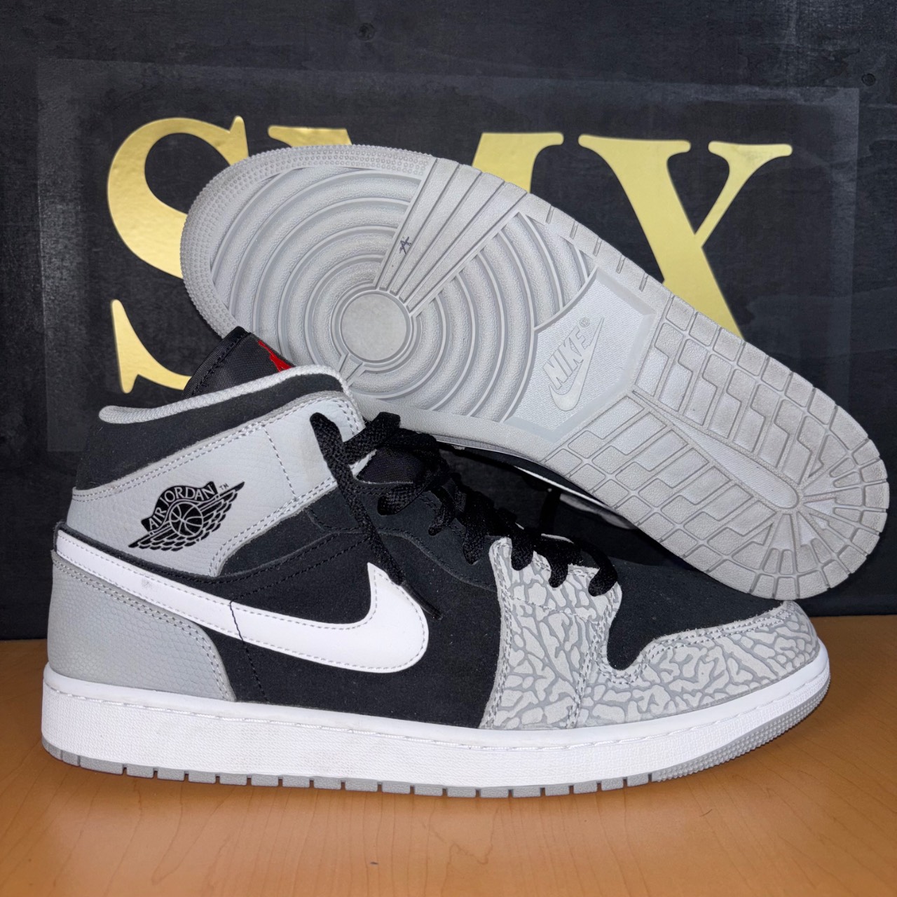 Air Jordan 1 Mid SE Black/University Red-White-Light Smoke Grey
