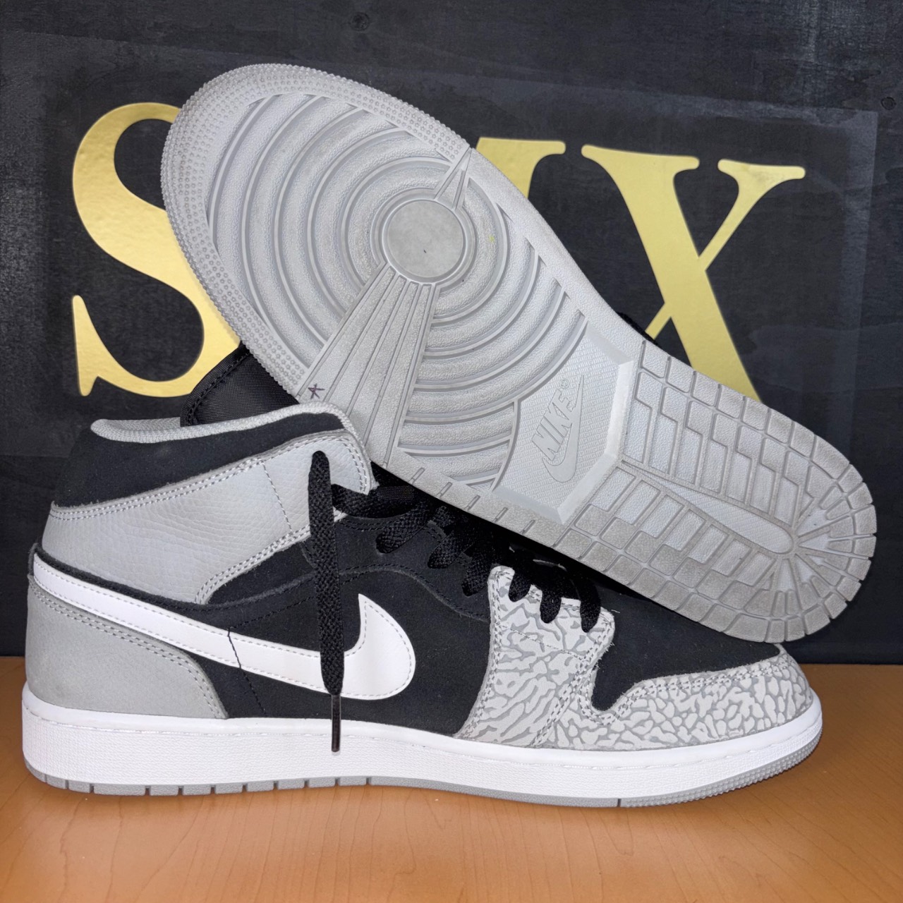 Air Jordan 1 Mid SE Black/University Red-White-Light Smoke Grey · Foto 2