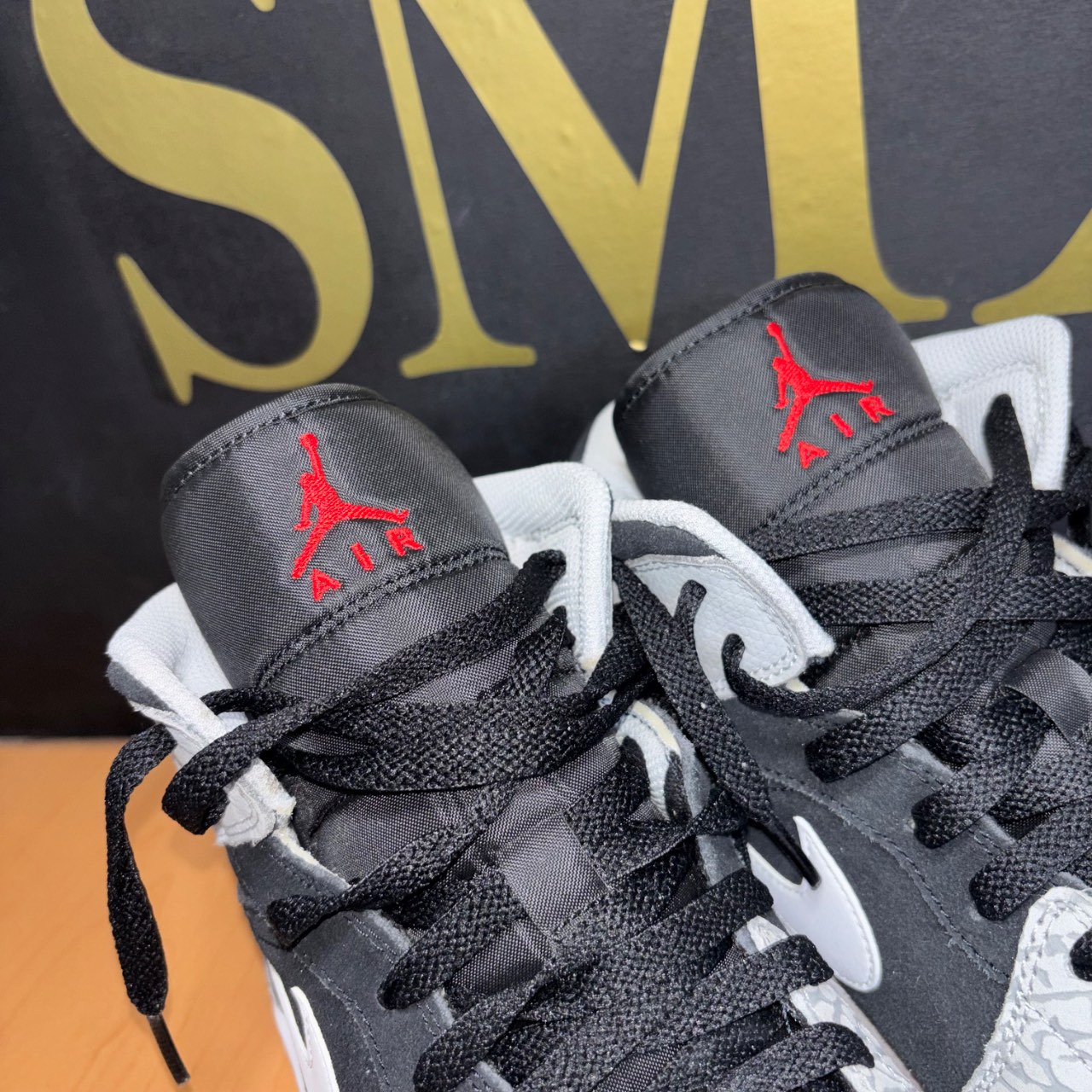 Air Jordan 1 Mid SE Black/University Red-White-Light Smoke Grey · Foto 3