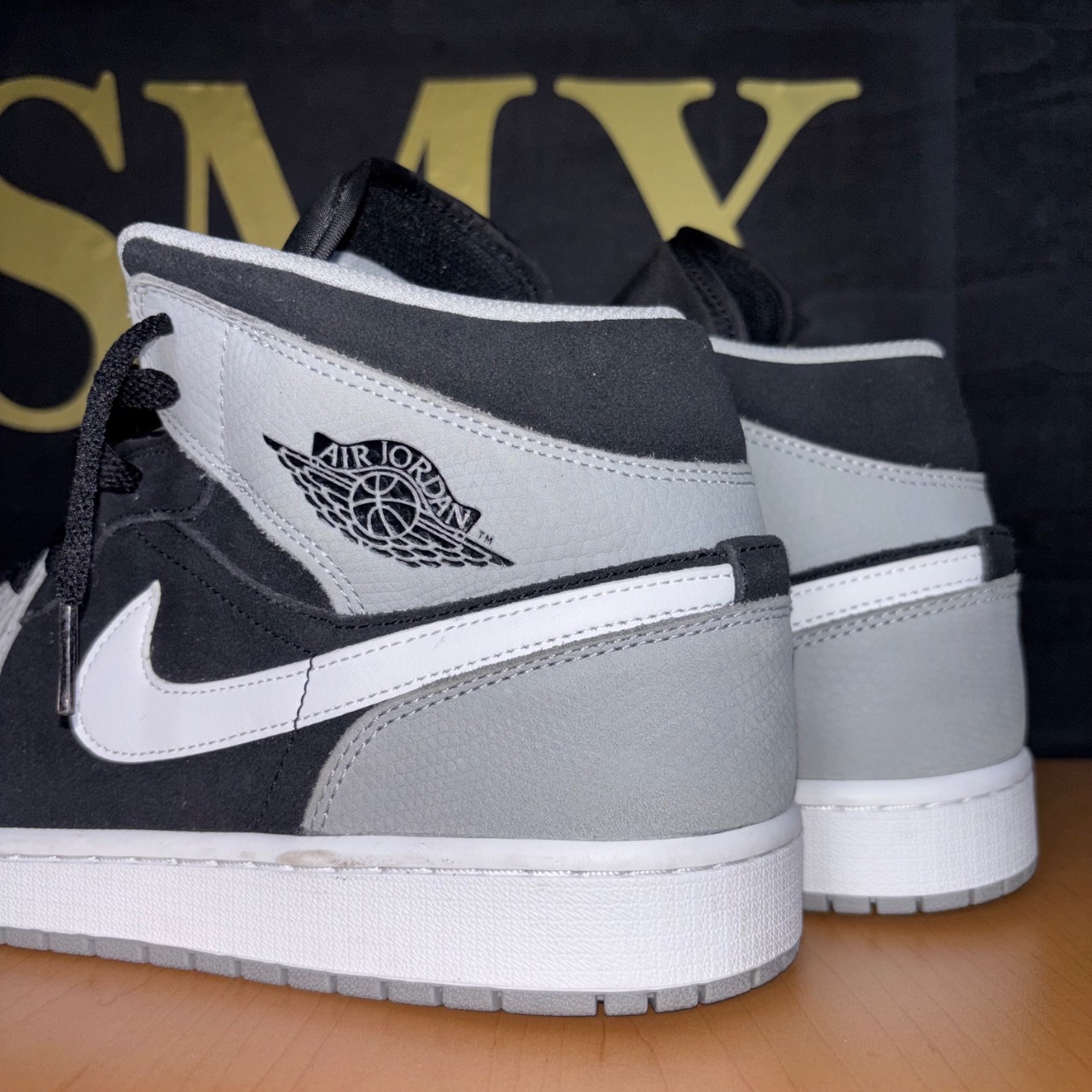 Air Jordan 1 Mid SE Black/University Red-White-Light Smoke Grey · Foto 4