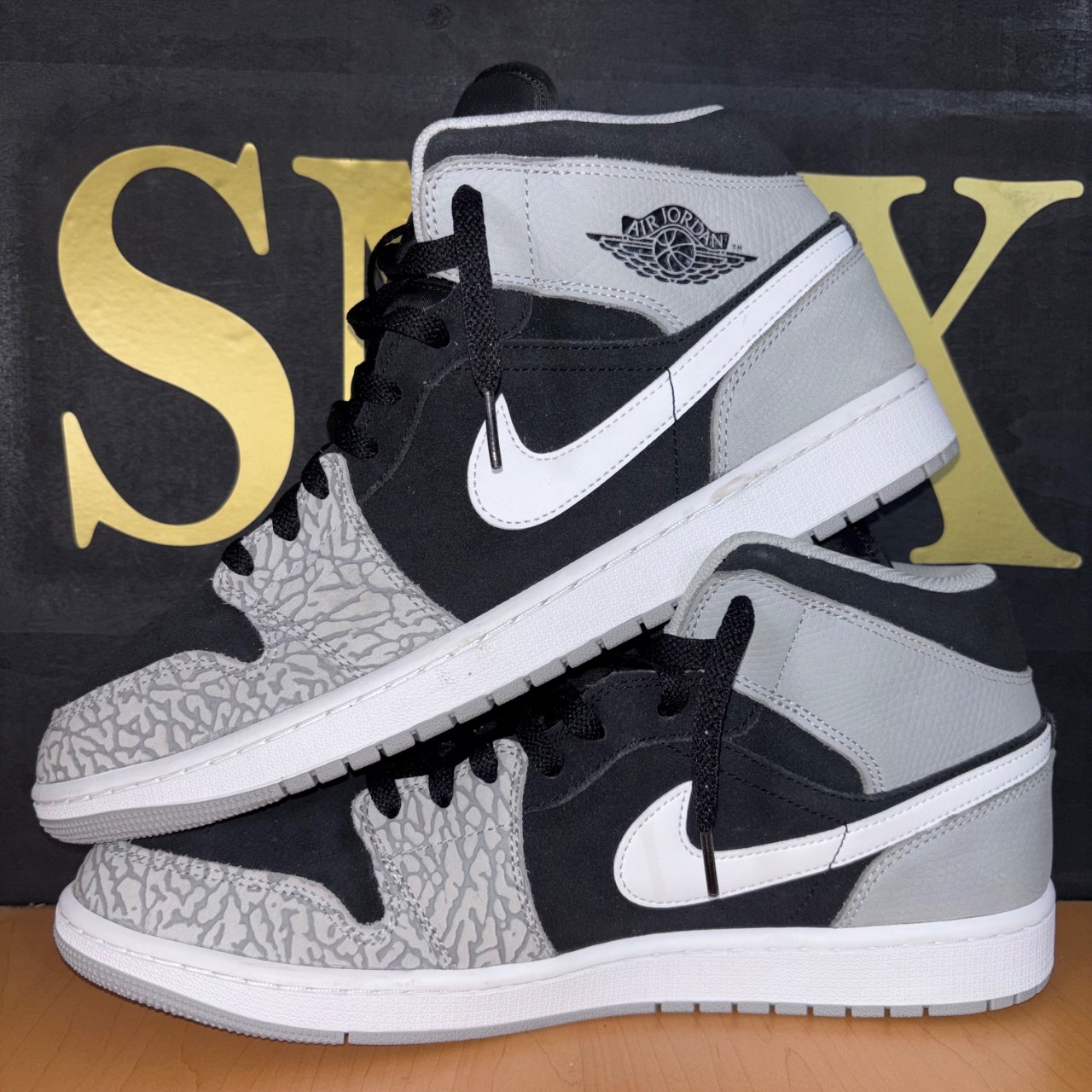 Air Jordan 1 Mid SE Black/University Red-White-Light Smoke Grey · Foto 5