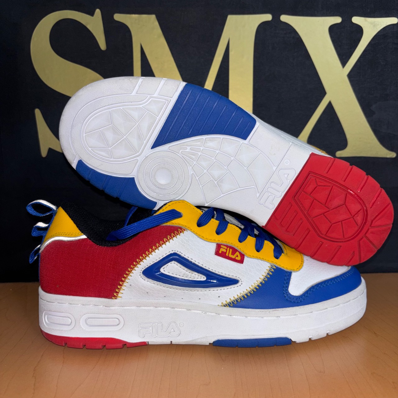Fila LNX-100 Chain Stitch blanco, azul, rojo y amarillo · Foto 1