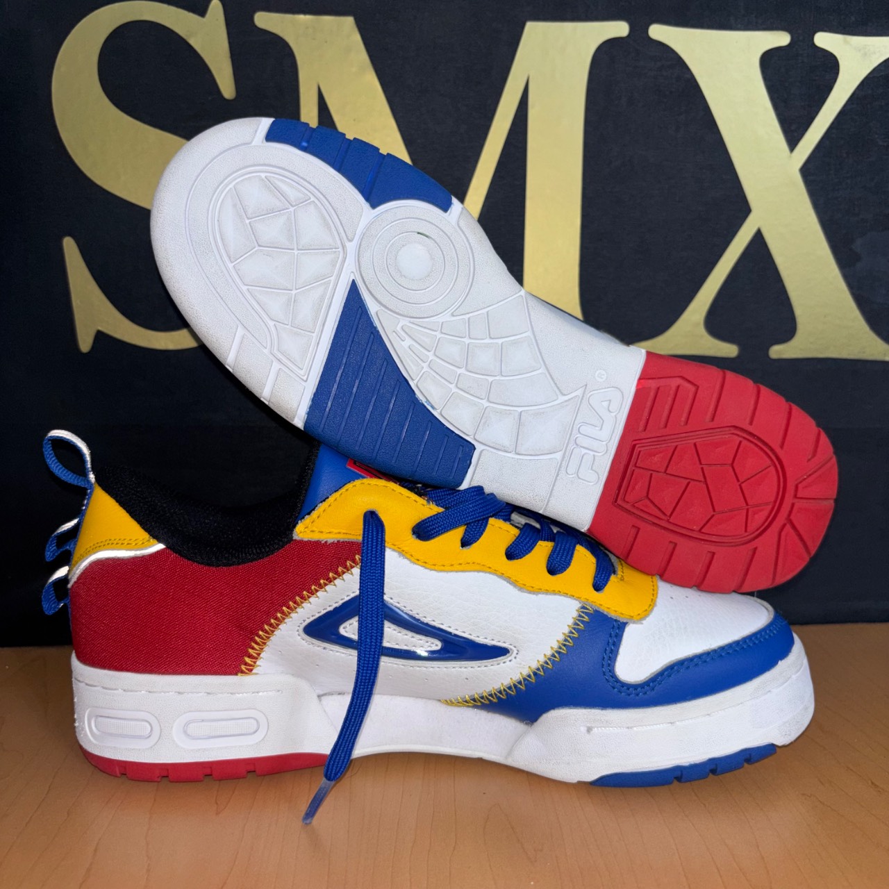 Fila LNX-100 Chain Stitch blanco, azul, rojo y amarillo · Foto 2