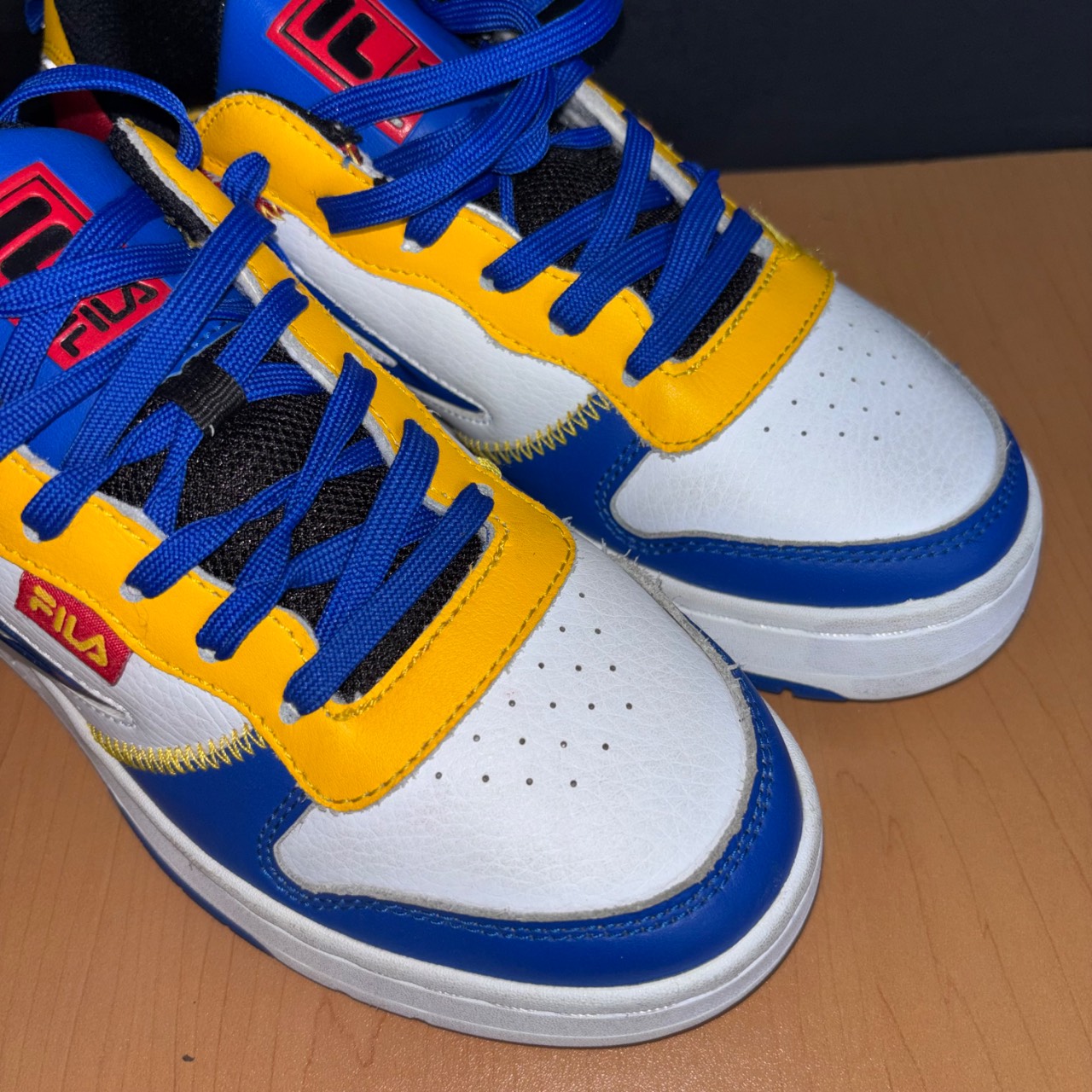 Fila LNX-100 Chain Stitch blanco, azul, rojo y amarillo · Foto 3