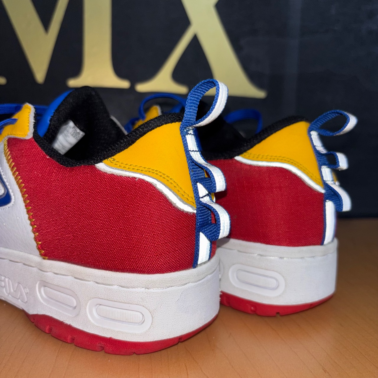 Fila LNX-100 Chain Stitch blanco, azul, rojo y amarillo · Foto 4