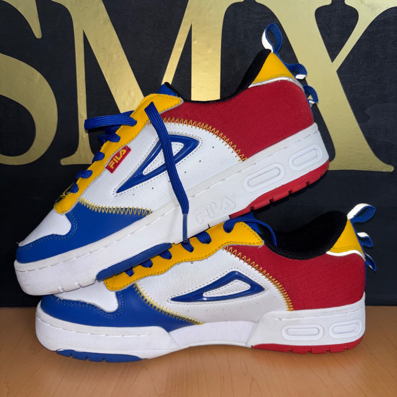 Fila LNX-100 Chain Stitch blanco, azul, rojo y amarillo · Foto 5
