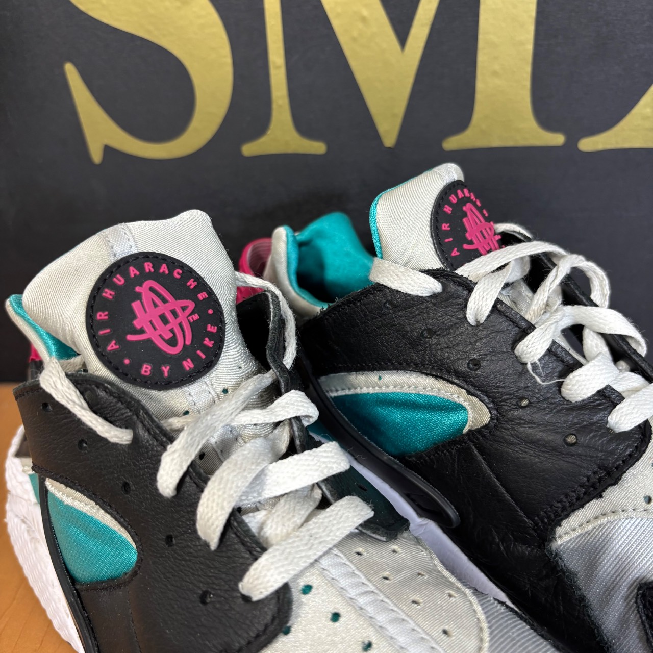 Nike Air Huarache Black/New Emerald/Pure Platinum/Lethal Pink · Foto 4