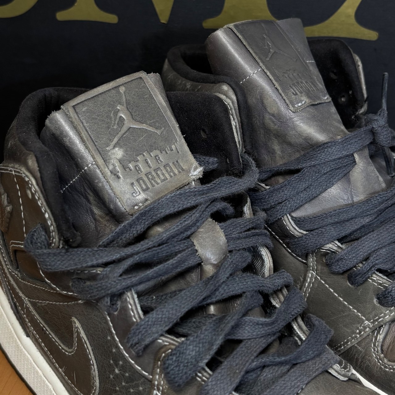 Air Jordan 1 Mid Gris oscuro · Foto 4