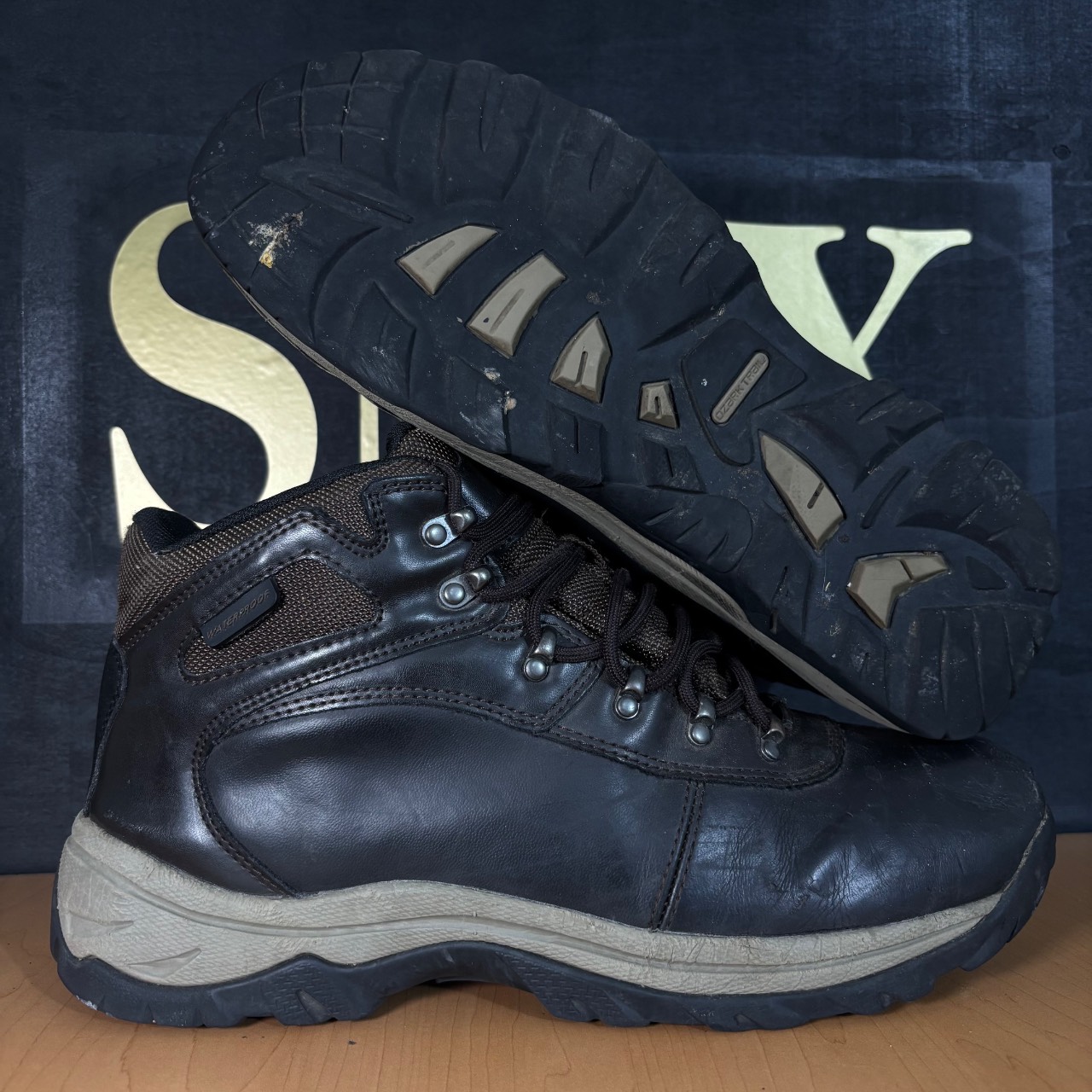 Ozark Trail botín impermeable marrón oscuro con suela beige y negra · Foto 1