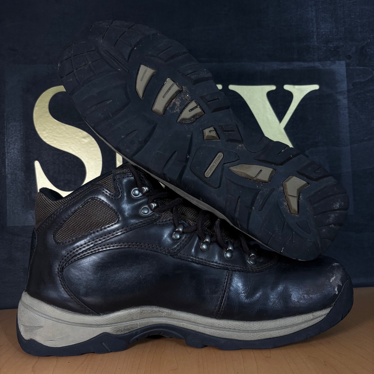 Ozark Trail botín impermeable marrón oscuro con suela beige y negra · Foto 2