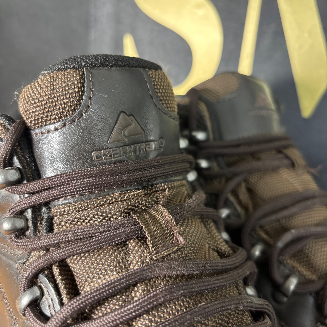 Ozark Trail botín impermeable marrón oscuro con suela beige y negra · Foto 3