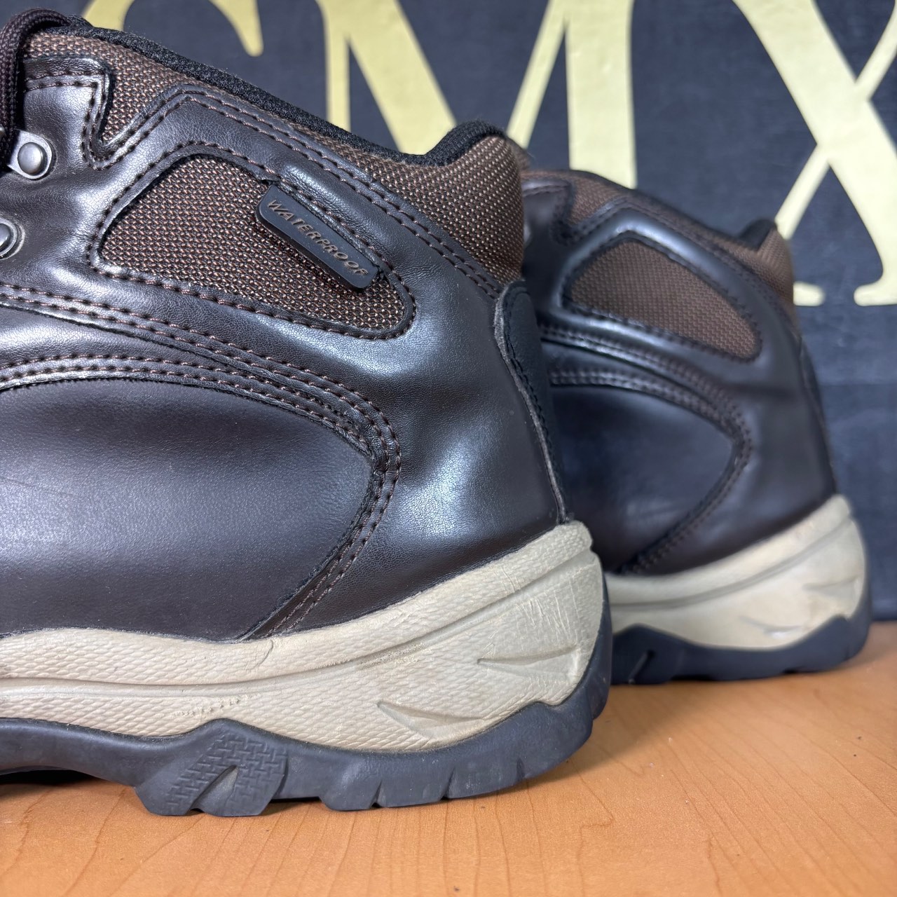 Ozark Trail botín impermeable marrón oscuro con suela beige y negra · Foto 4