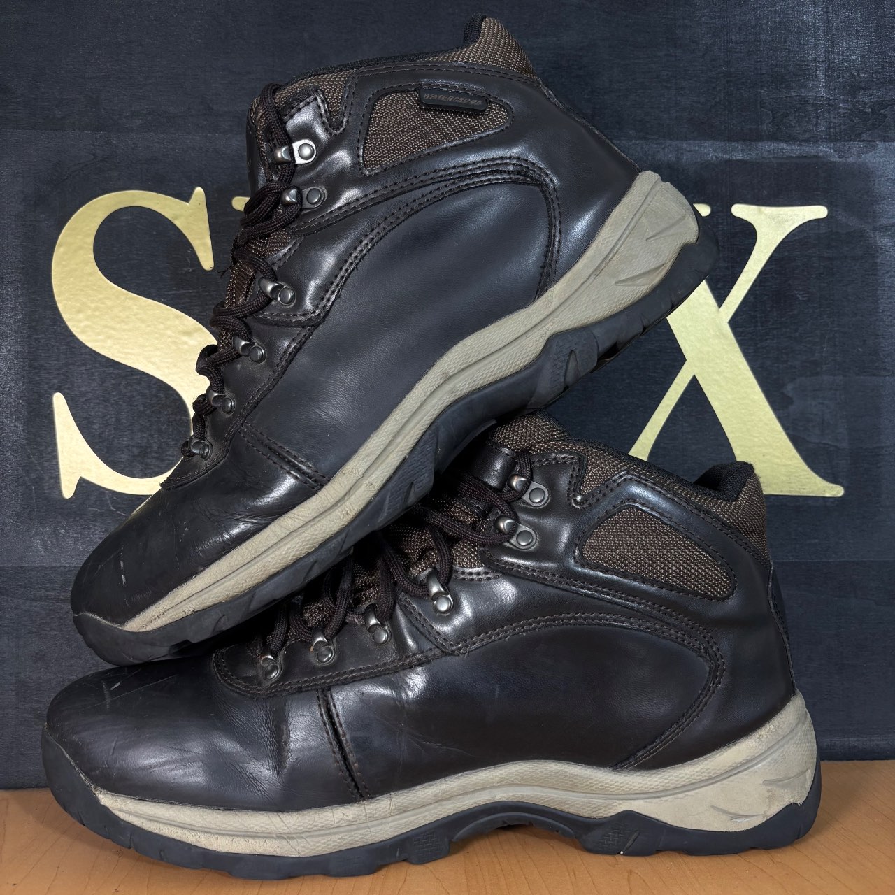 Ozark Trail botín impermeable marrón oscuro con suela beige y negra · Foto 5