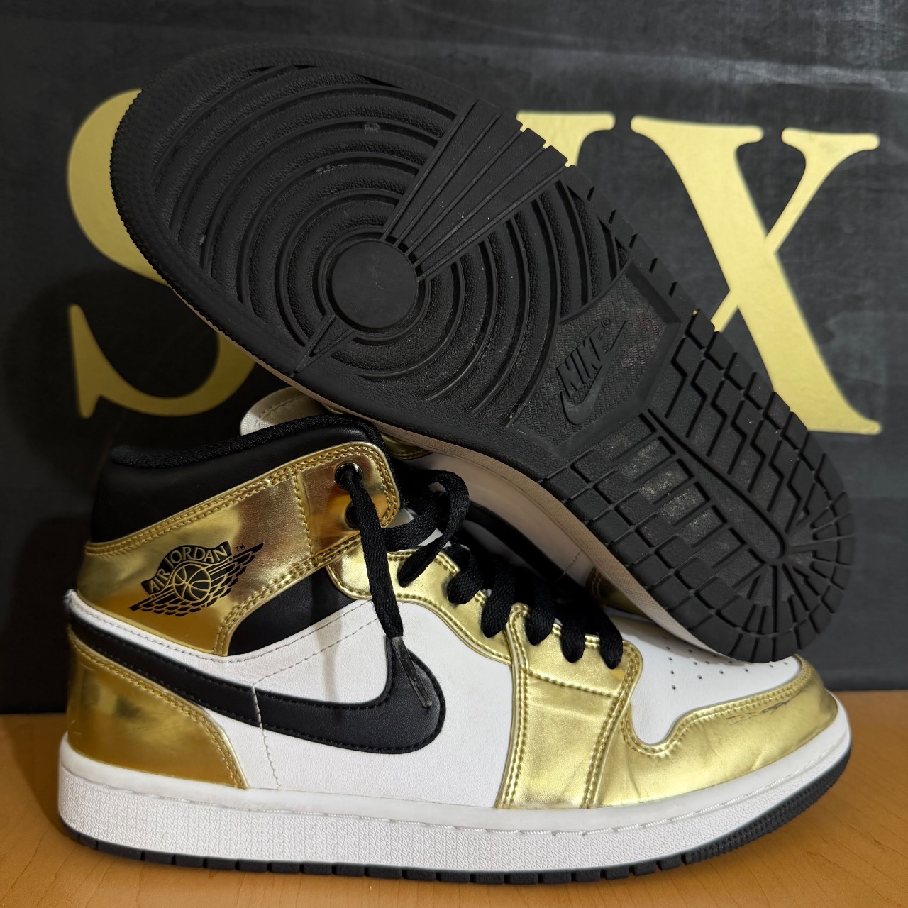 Air Jordan 1 Mid Metallic Gold · Foto 1