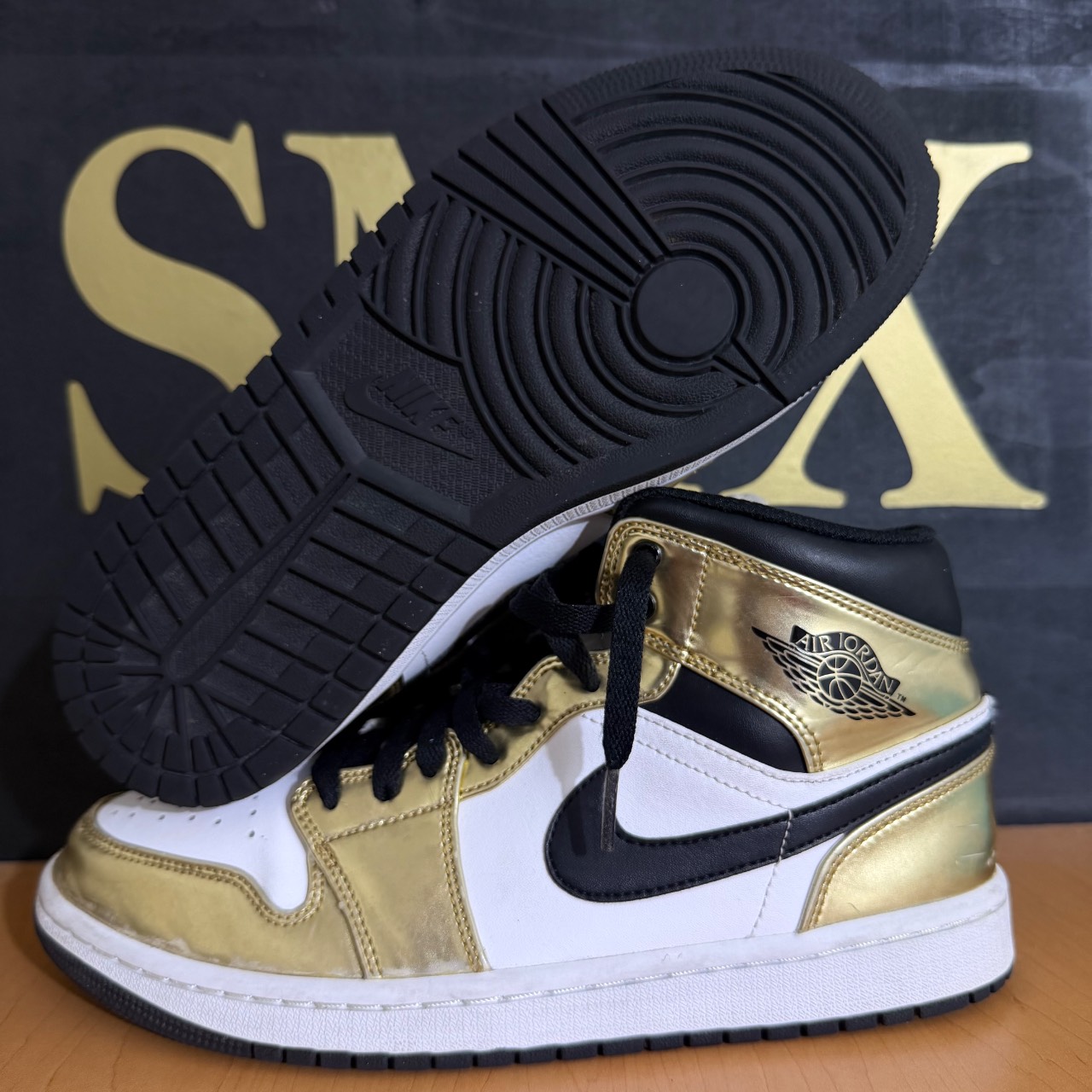 Air Jordan 1 Mid Metallic Gold · Foto 2