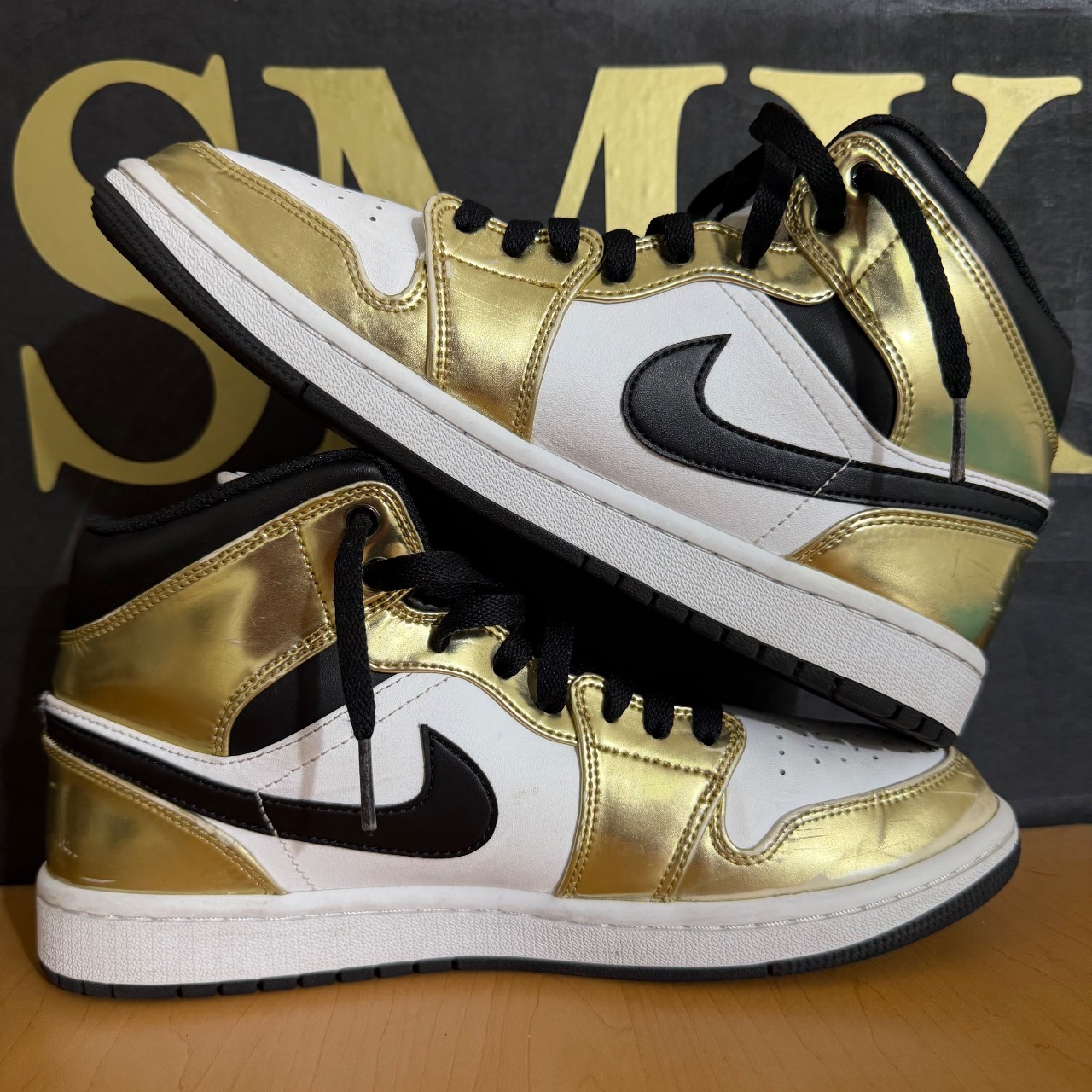 Air Jordan 1 Mid Metallic Gold · Foto 3