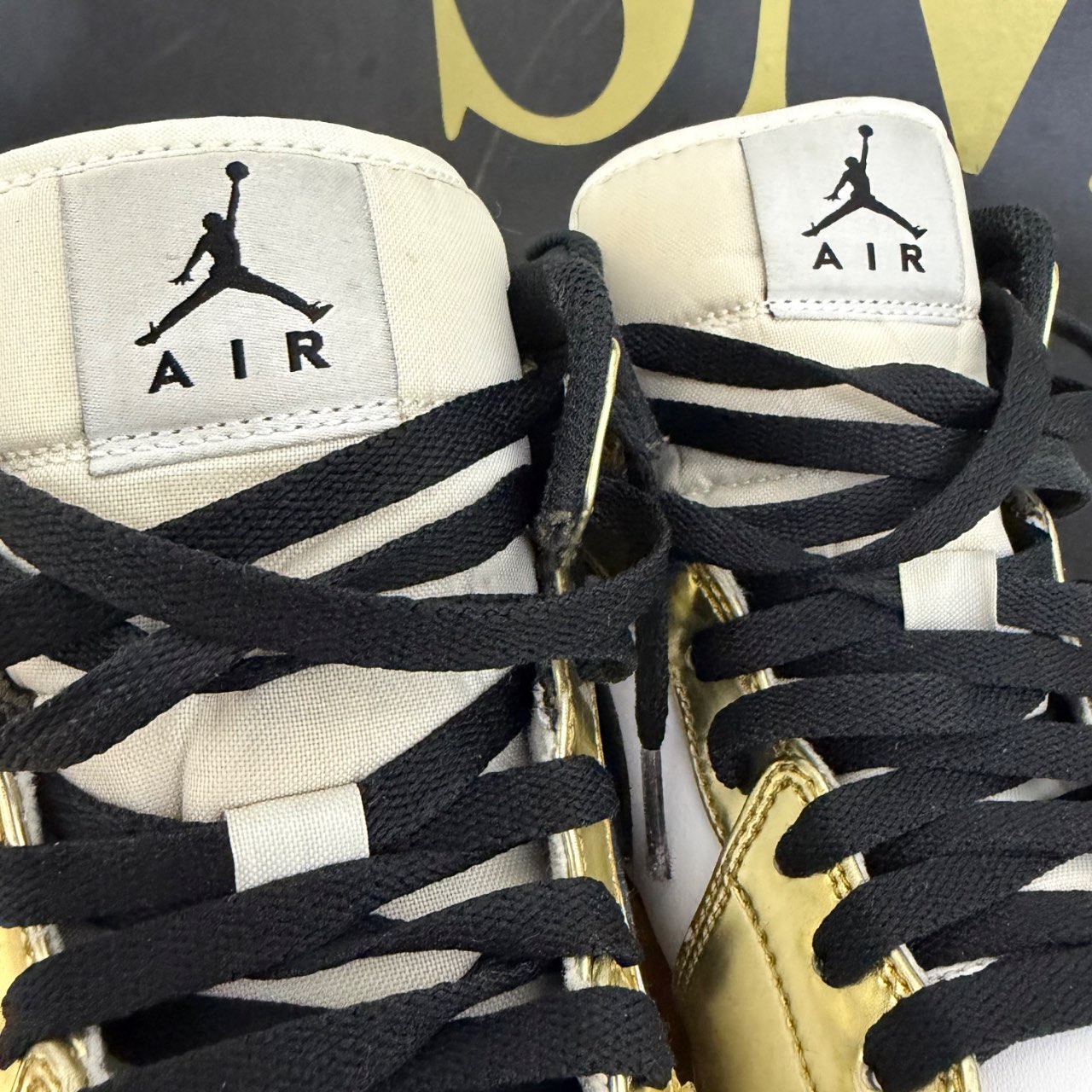 Air Jordan 1 Mid Metallic Gold · Foto 4