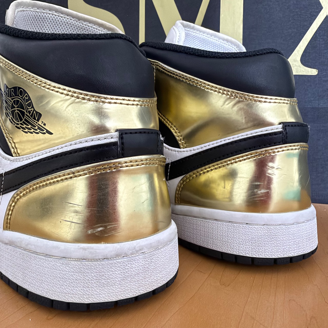Air Jordan 1 Mid Metallic Gold · Foto 6