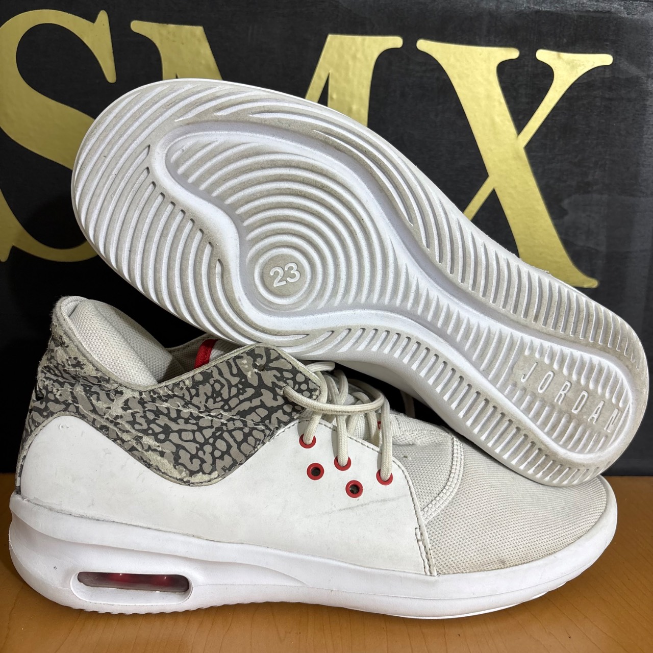 Air Jordan Blanco con detalles grises y rojos · Foto 1