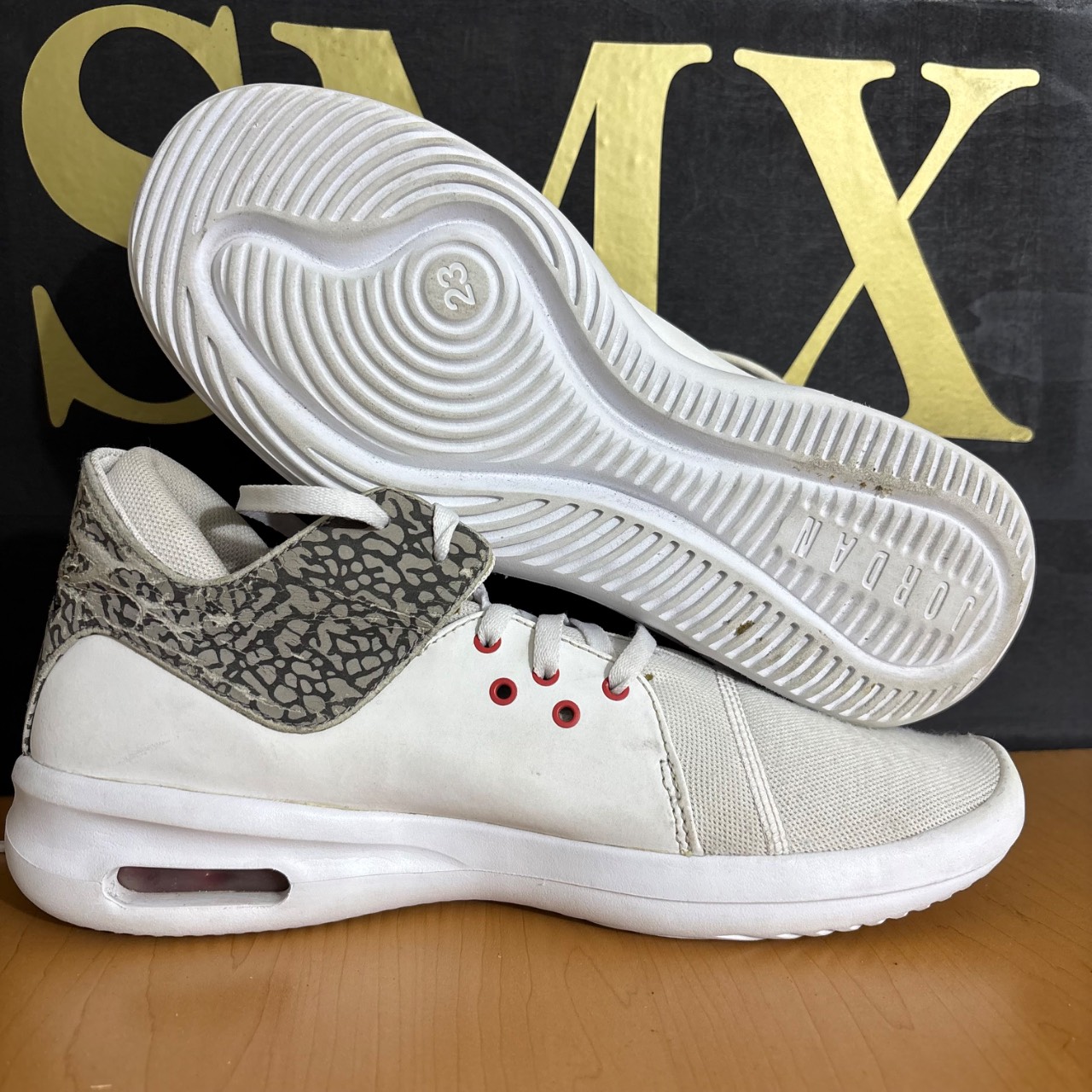 Air Jordan Blanco con detalles grises y rojos · Foto 2