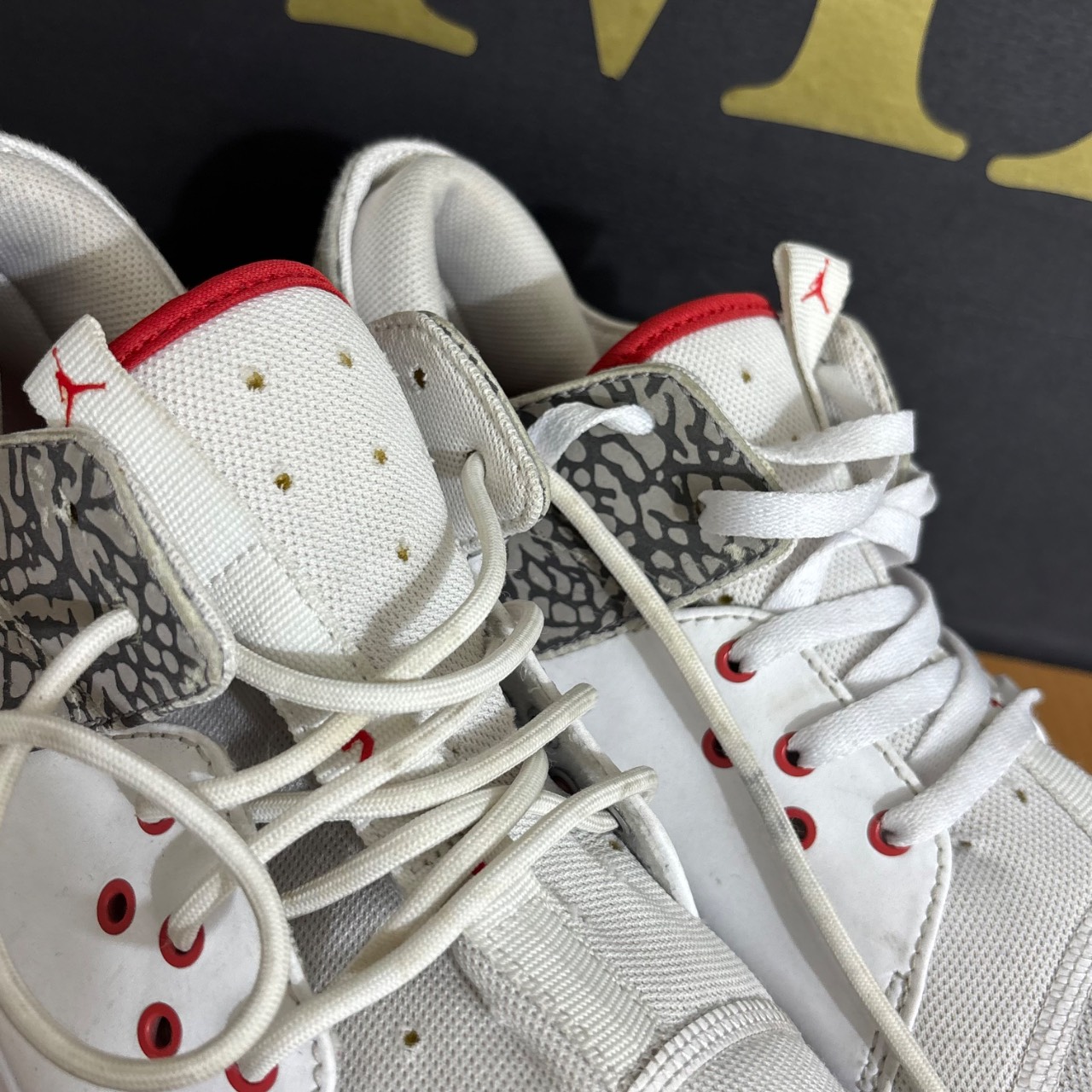 Air Jordan Blanco con detalles grises y rojos · Foto 3