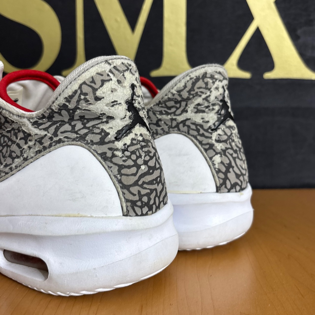 Air Jordan Blanco con detalles grises y rojos · Foto 4