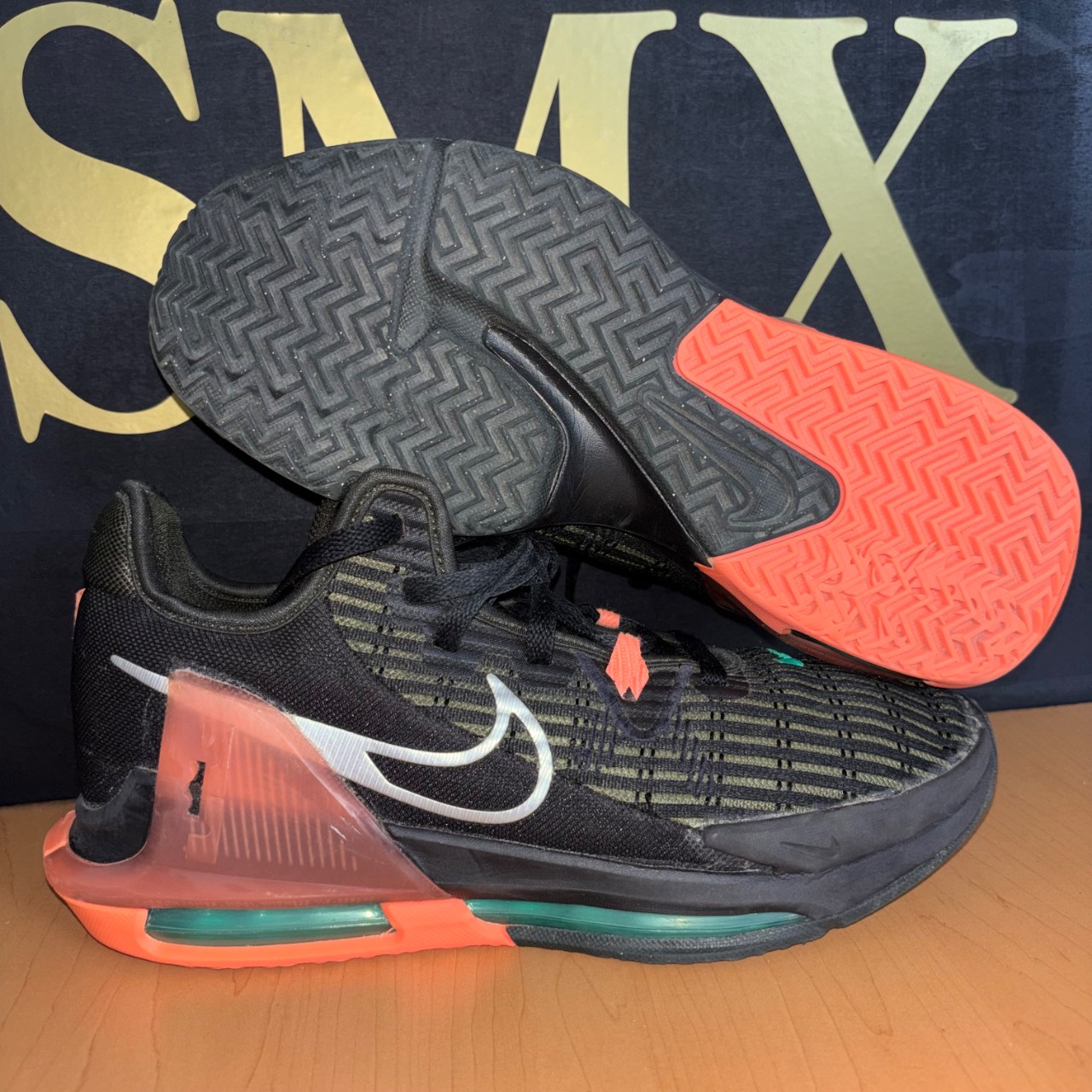 Nike Lebron Witness Negro con detalles naranja y verde · Foto 1