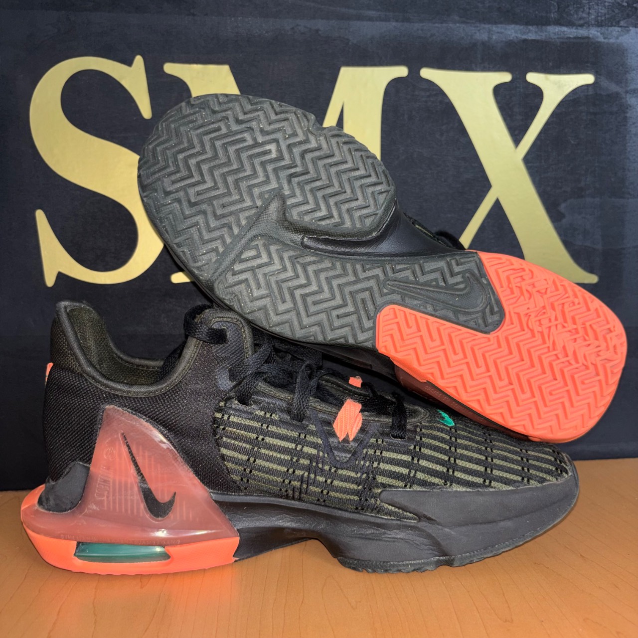 Nike Lebron Witness Negro con detalles naranja y verde · Foto 2