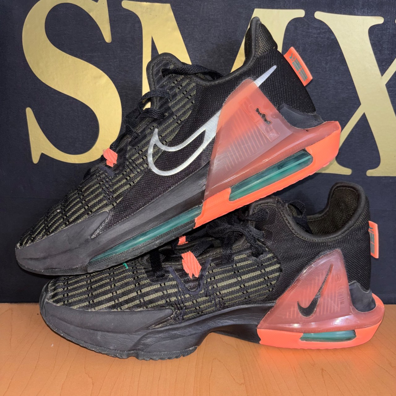 Nike Lebron Witness Negro con detalles naranja y verde · Foto 3