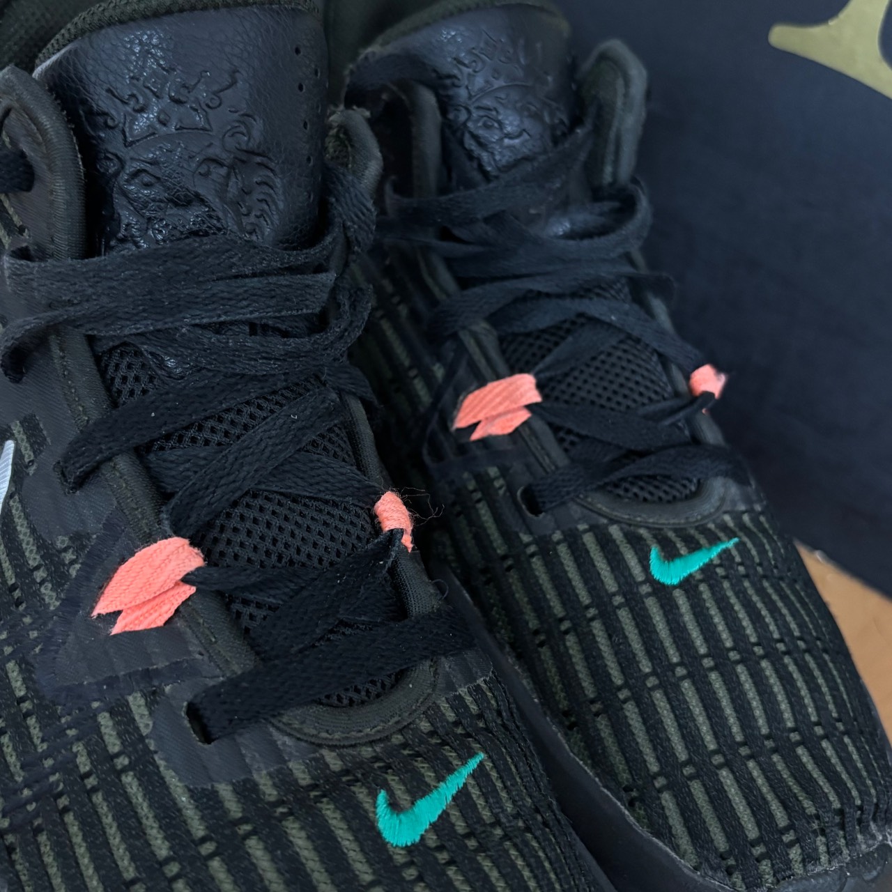 Nike Lebron Witness Negro con detalles naranja y verde · Foto 4