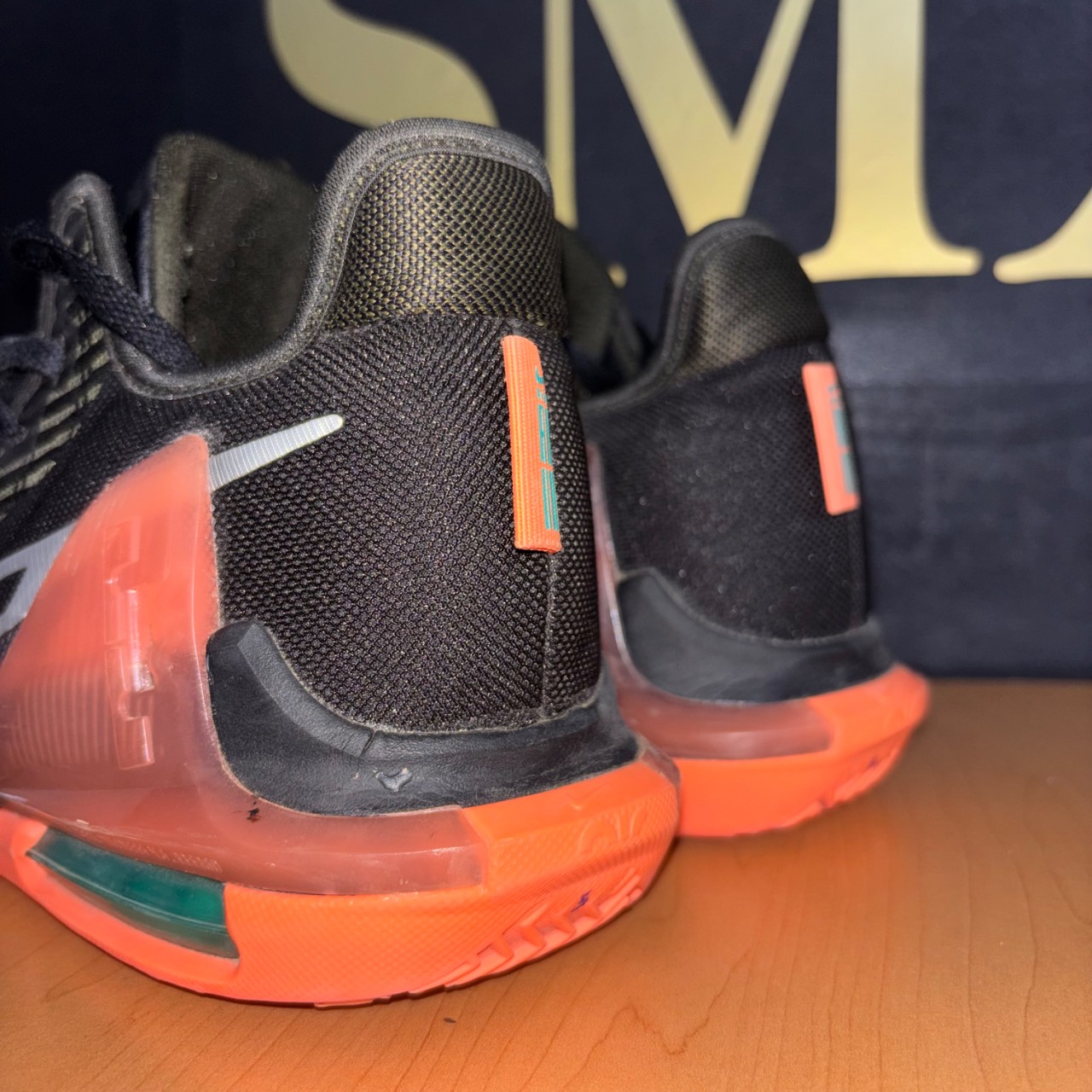 Nike Lebron Witness Negro con detalles naranja y verde · Foto 5
