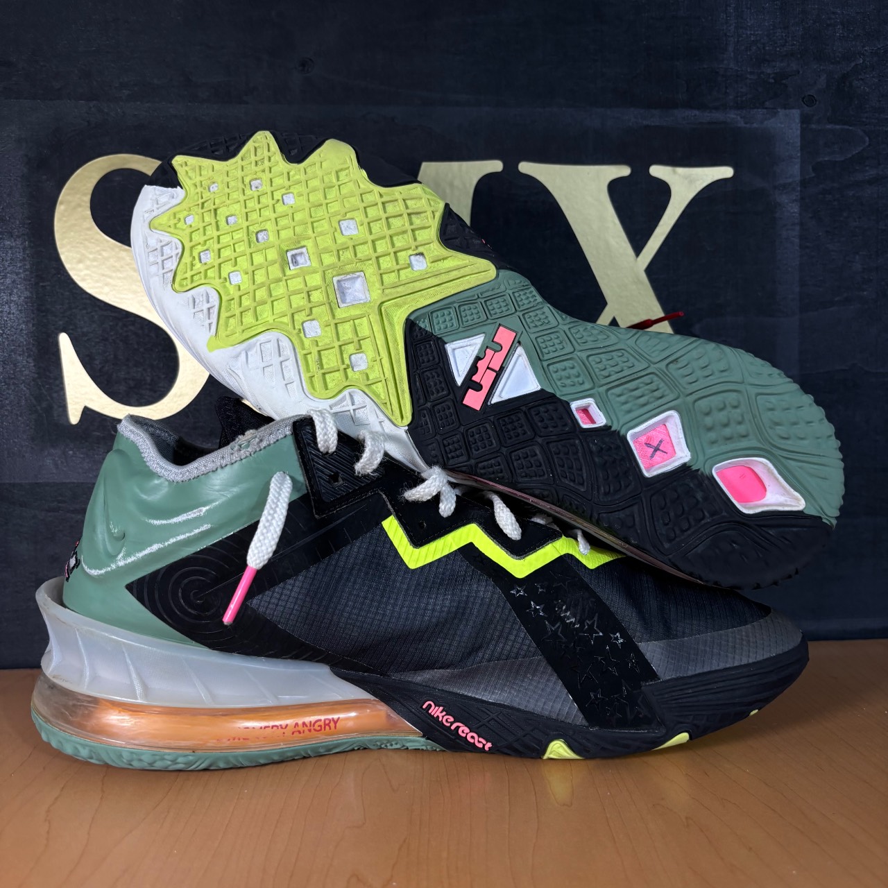 Nike LeBron 19 Low Tune Squad Multicolor con detalles en rosa, verde y negro · Foto 2