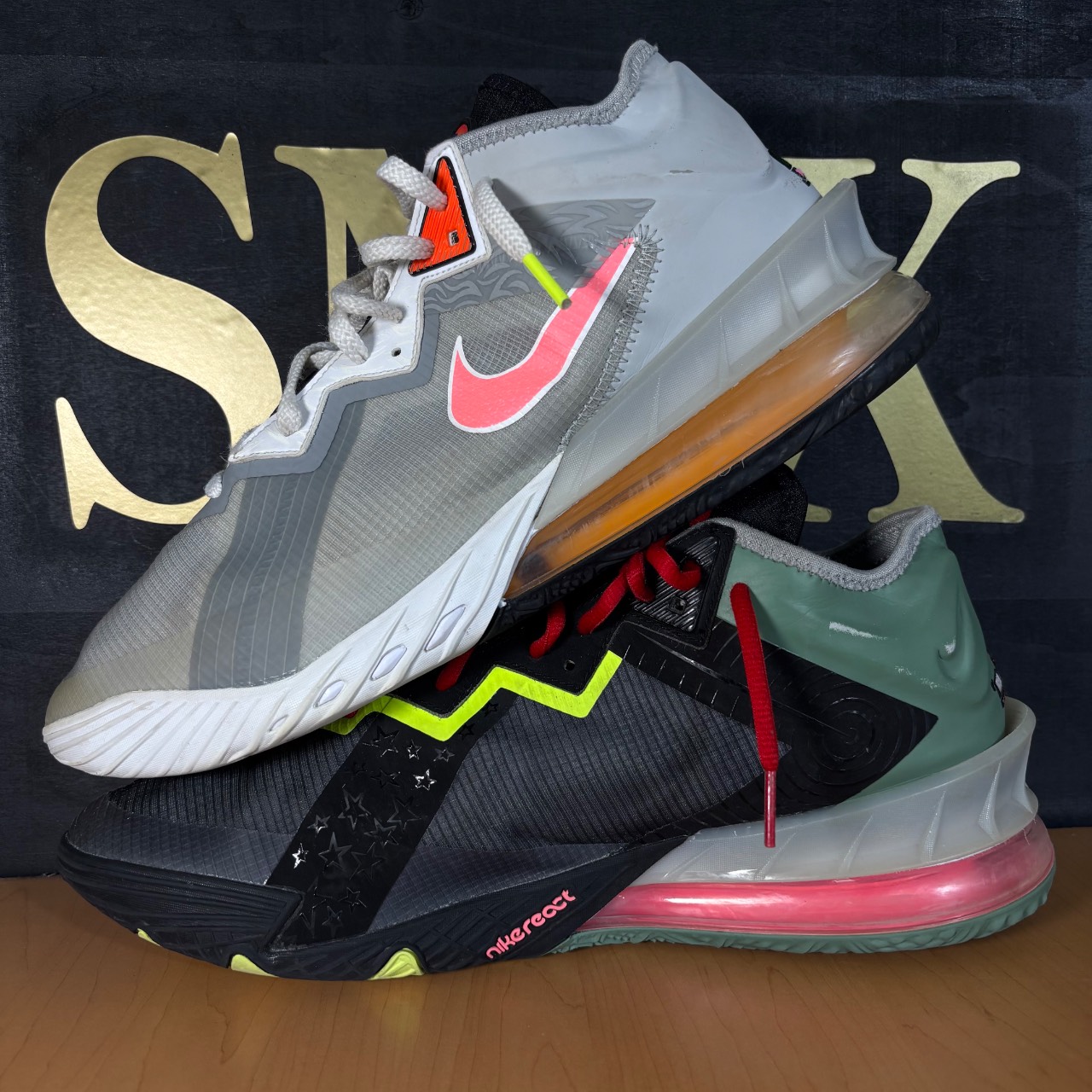 Nike LeBron 19 Low Tune Squad Multicolor con detalles en rosa, verde y negro · Foto 3