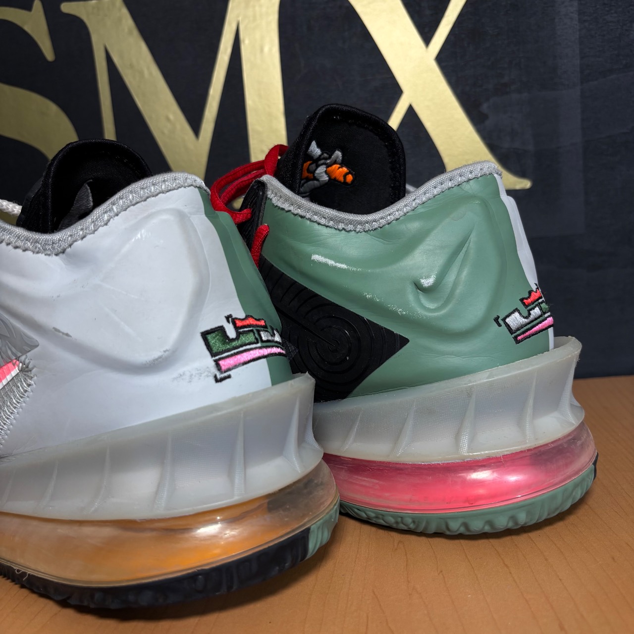 Nike LeBron 19 Low Tune Squad Multicolor con detalles en rosa, verde y negro · Foto 4