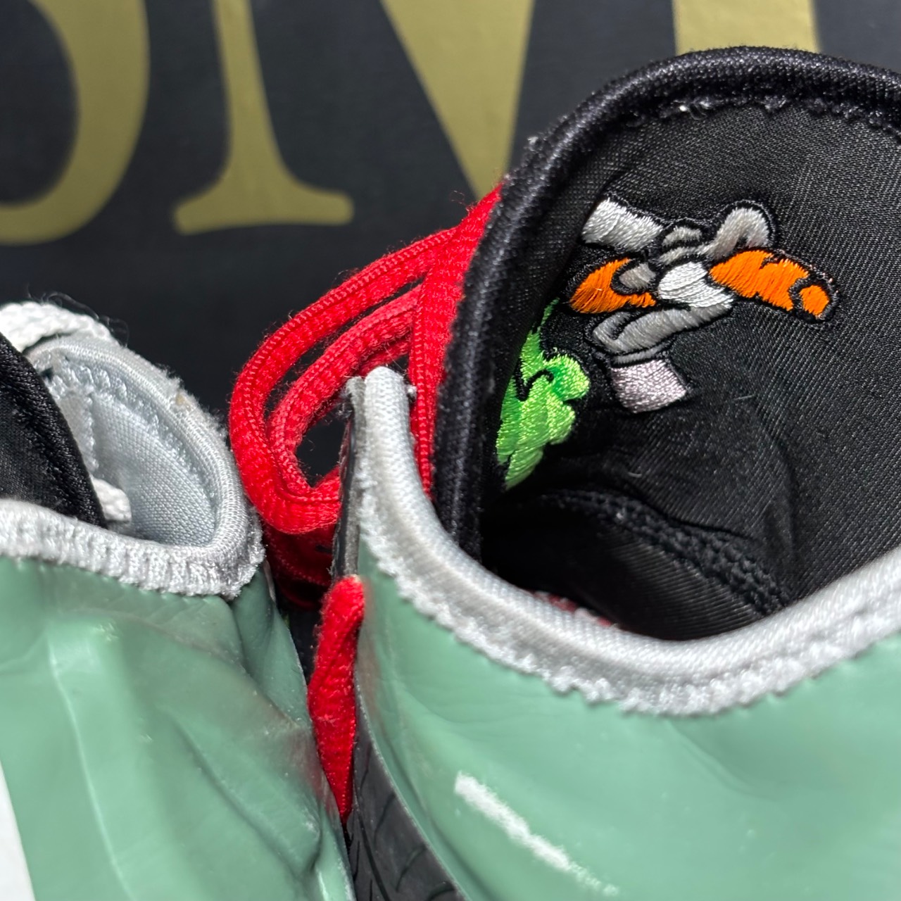 Nike LeBron 19 Low Tune Squad Multicolor con detalles en rosa, verde y negro · Foto 5
