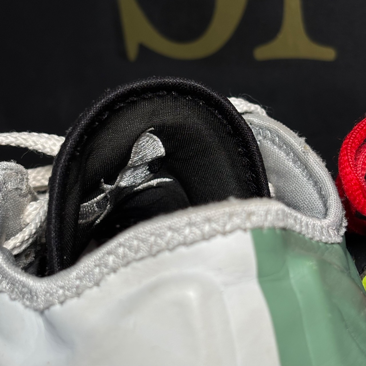 Nike LeBron 19 Low Tune Squad Multicolor con detalles en rosa, verde y negro · Foto 6