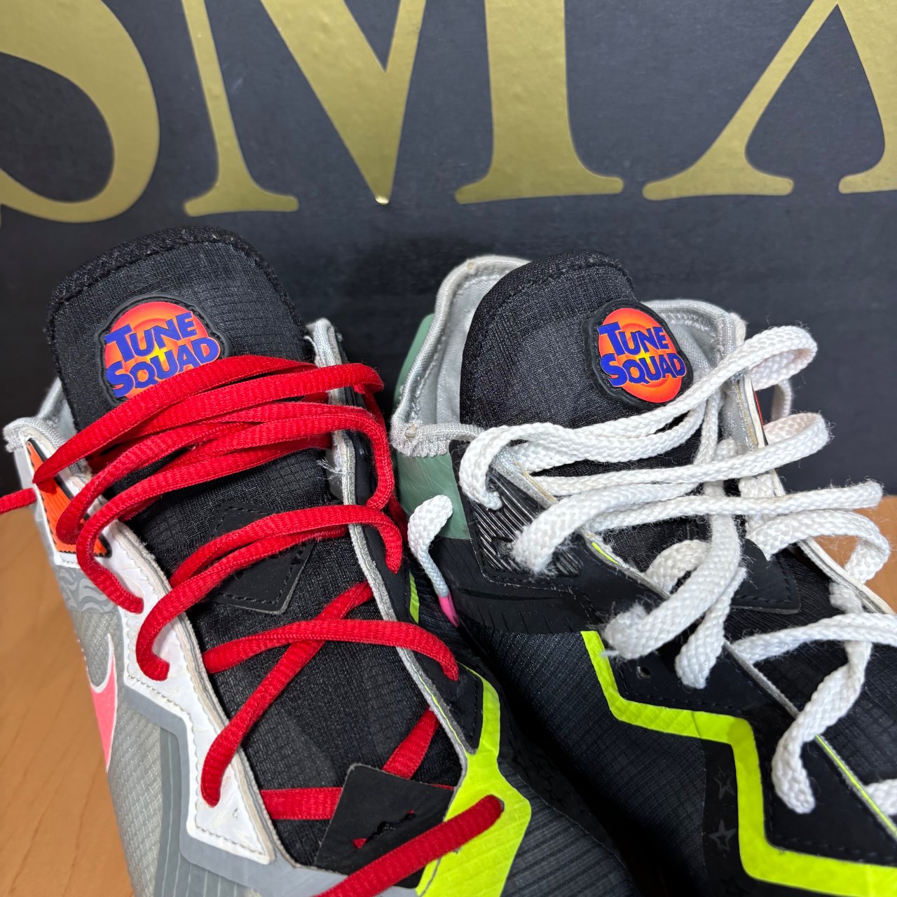 Nike LeBron 19 Low Tune Squad Multicolor con detalles en rosa, verde y negro · Foto 7