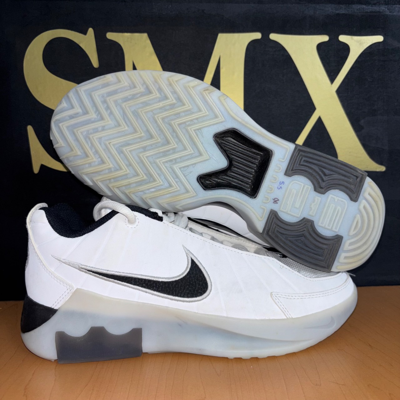 Nike LeBron Blanco y negro · Foto 1