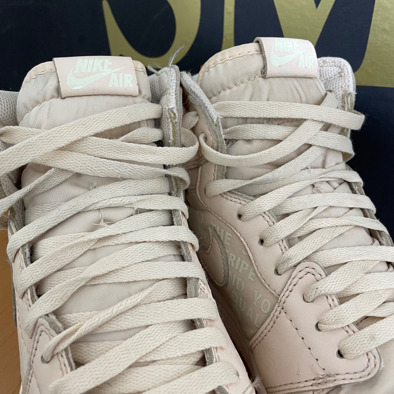 Air Jordan 1 Retro High OG 'Neutral Grey Sail' · Foto 4