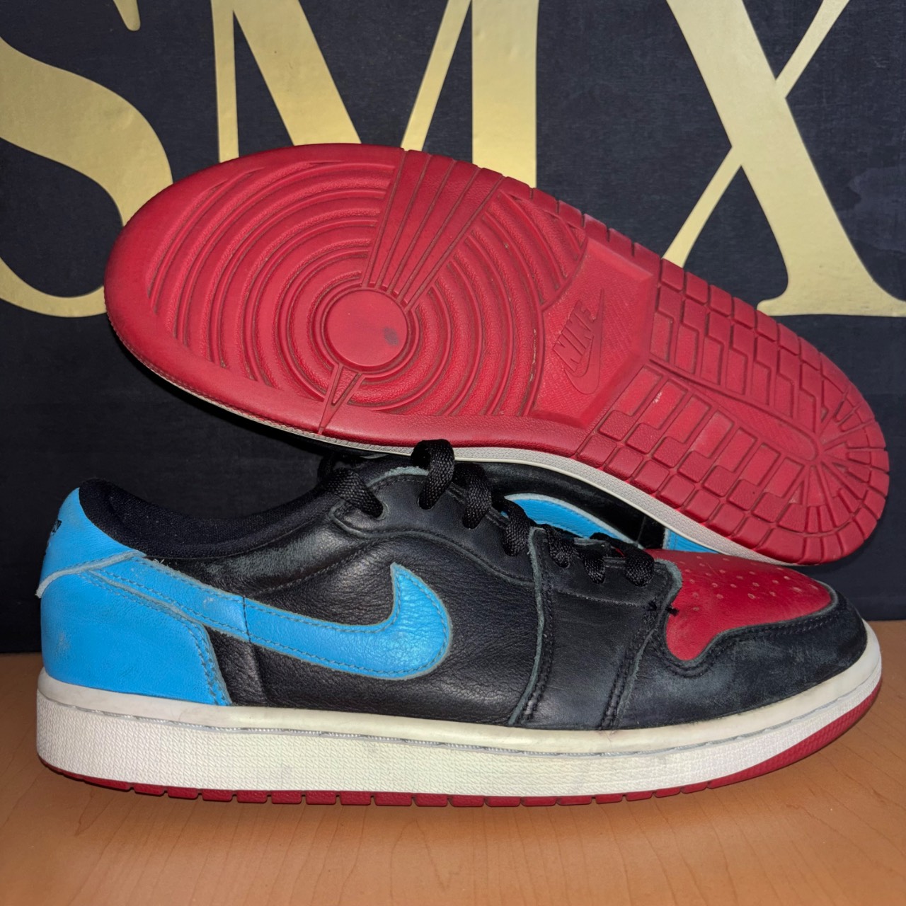 Air Jordan 1 Low OG Black/University Blue/Red · Foto 1