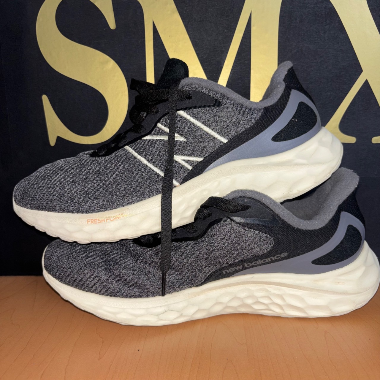 New Balance Fresh Foam Arishi v2 gris oscuro y negro con suela blanca · Foto 3