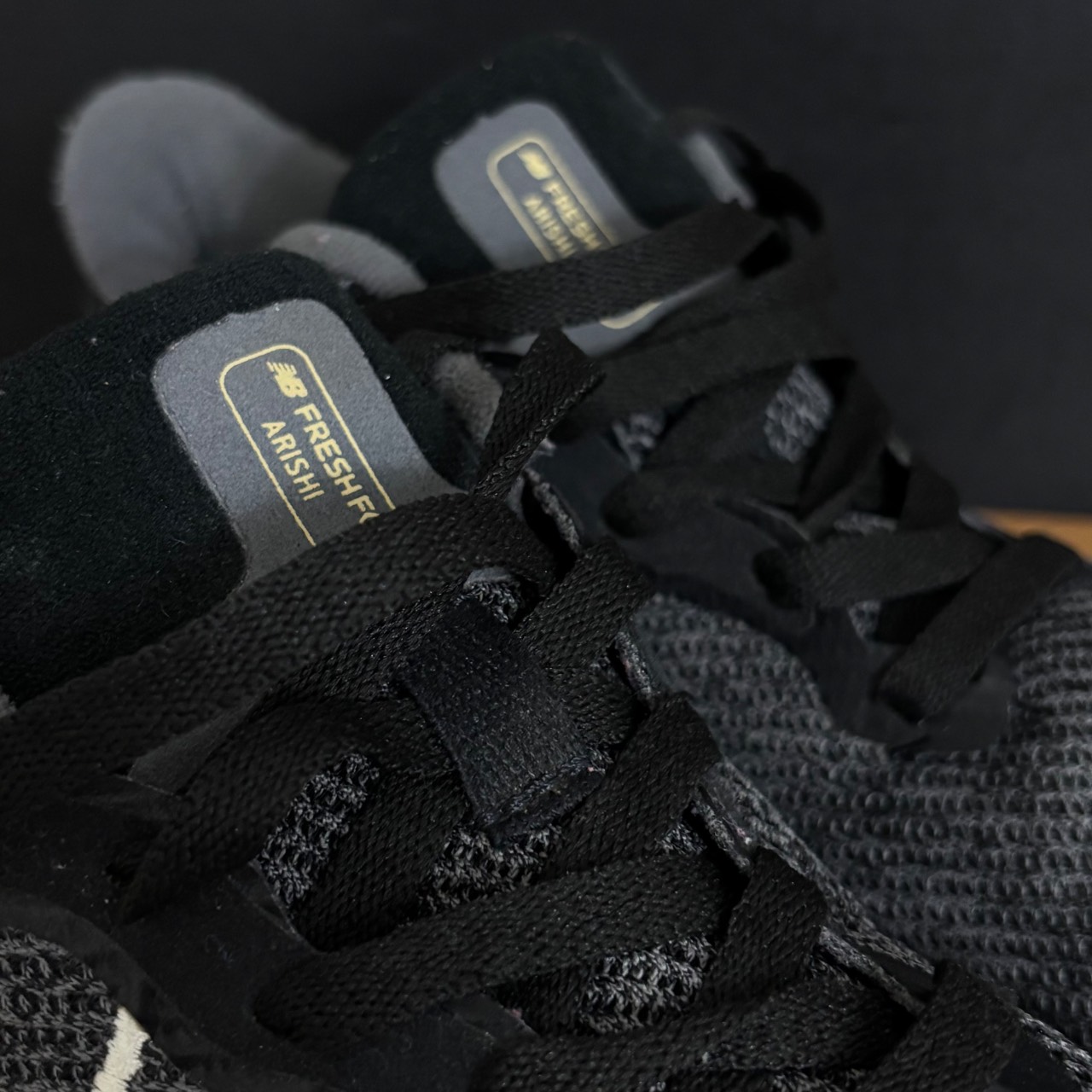 New Balance Fresh Foam Arishi v2 gris oscuro y negro con suela blanca · Foto 5