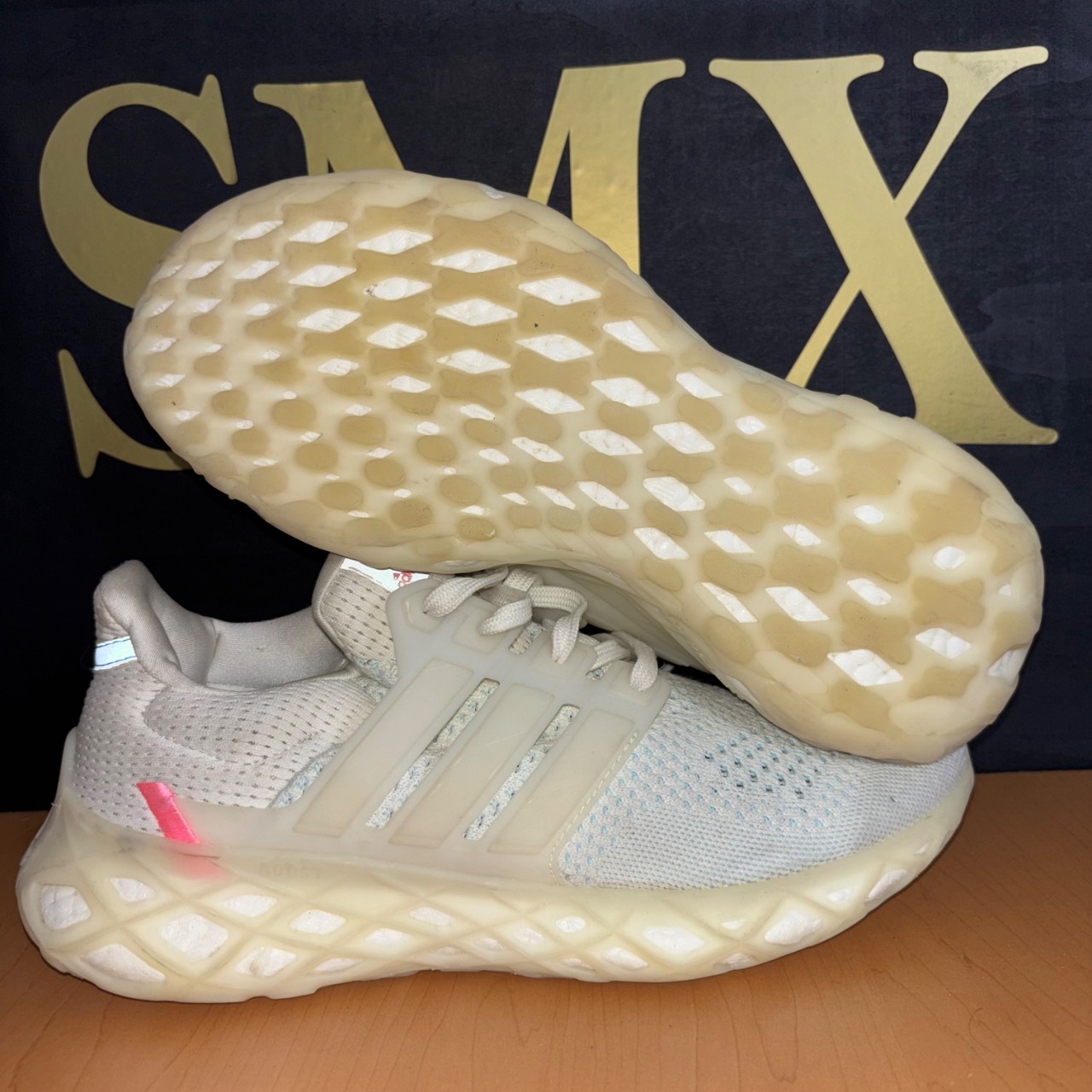 Adidas 4DFWD Blanco con detalles rosas y azul claro