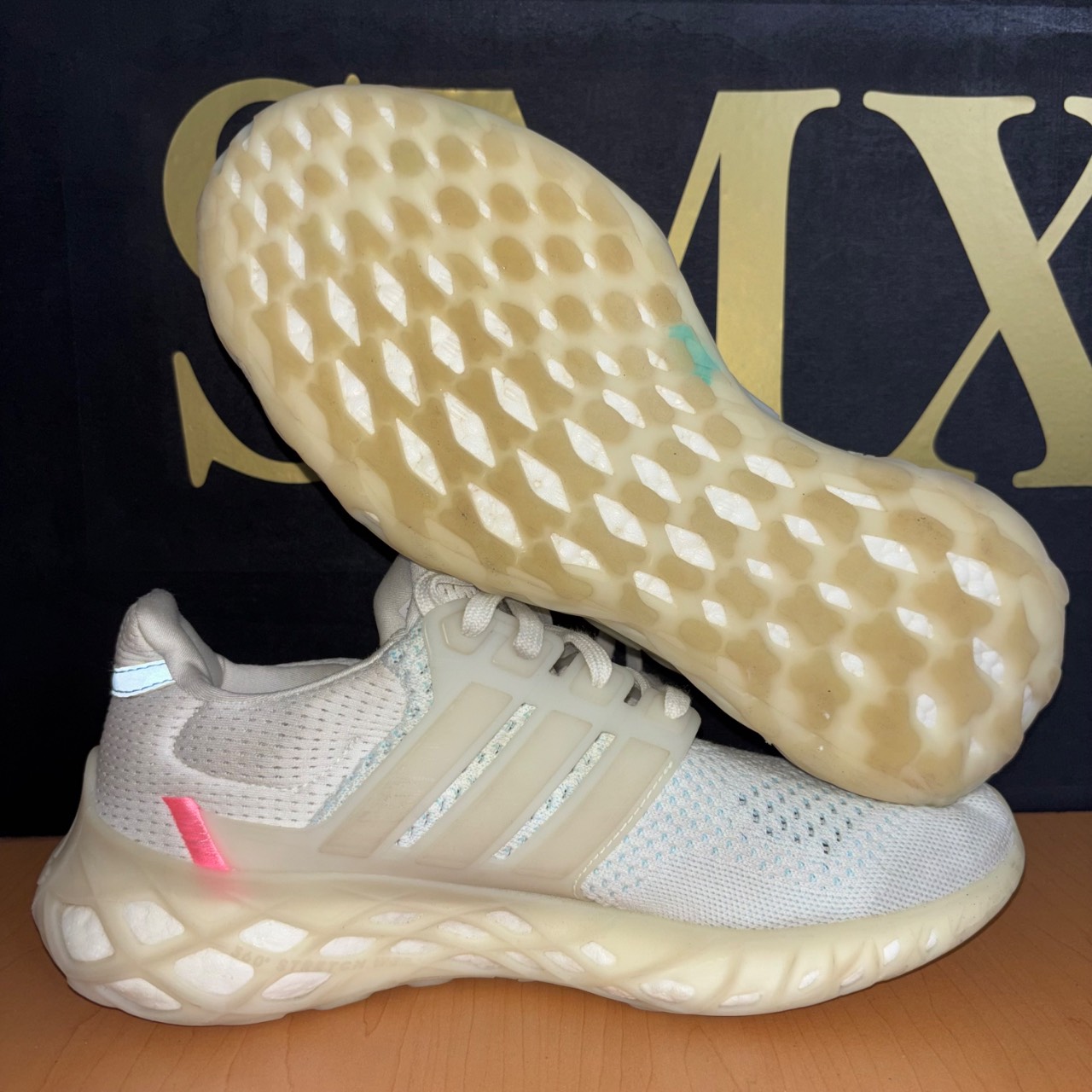 Adidas 4DFWD Blanco con detalles rosas y azul claro · Foto 2