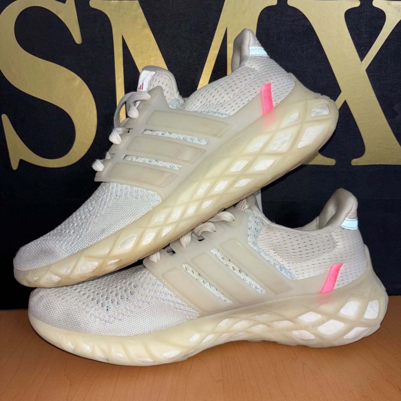 Adidas 4DFWD Blanco con detalles rosas y azul claro · Foto 3