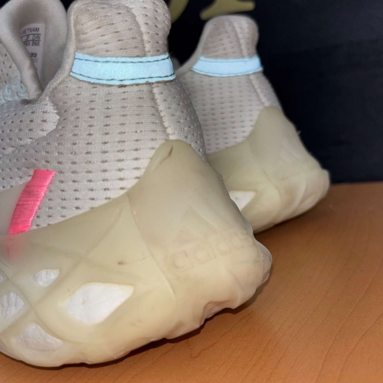 Adidas 4DFWD Blanco con detalles rosas y azul claro · Foto 4