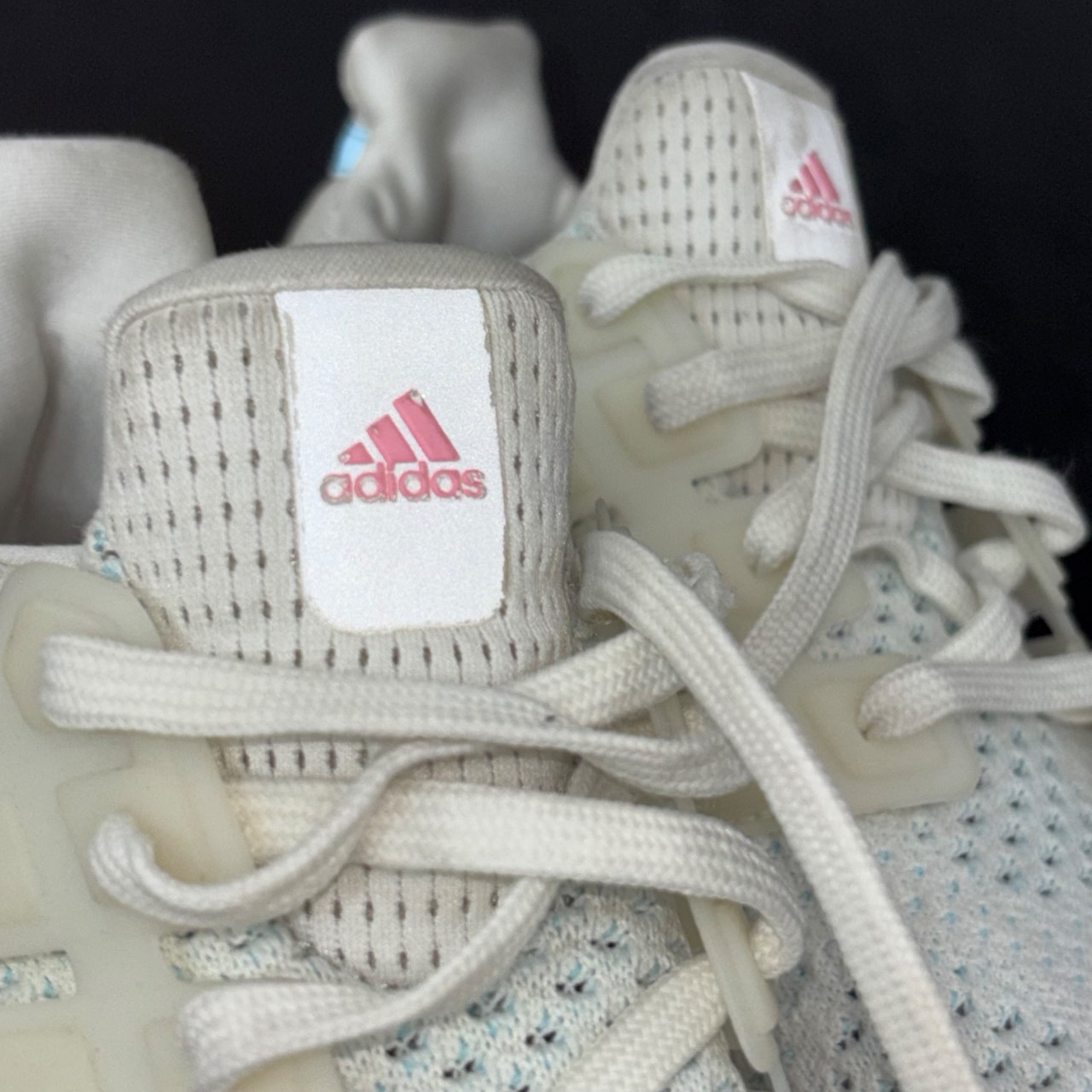 Adidas 4DFWD Blanco con detalles rosas y azul claro · Foto 5